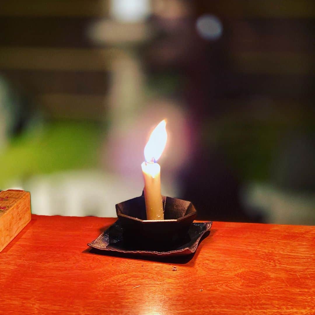 松尾貴史さんのインスタグラム写真 - (松尾貴史Instagram)「#日本料理店 の魚の出汁の #和風カレー 4分の1バージョン。  カウンターの #和蝋燭 が味わい深くゆらめく。 和紙を巻いて作る芯が空洞で、酸素が通るので炎が長く明るい。  #curry #咖哩 #カレー #spice #スパイス #赤坂 #しょう山 #和ろうそく」10月16日 9時57分 - kitsch.matsuo