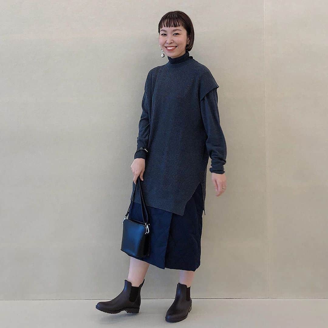 のインスタグラム：「． ★#ママコーデ ★． ． #シンプルコーデ ♪  この日は  #エーティー　の  @a.t_official.jp  レイヤードニット ベスト✖︎タートルネック　 を着てるよ💙． ． シンプルなデザイン、形だけど これを着てるだけで大人っぽく オシャレに見える洋服✨ ． ニットも軽くて着心地抜群‼︎ ． 流行り関係なくずっと 長く着れる洋服っていいよね♪ 大切に着ようっと♪ ． ✔︎【私のプロフィール欄のURLで 詳しく見てみてね！】 ． ． そしてお知らせ✨  今着ているレイヤードニットは、 今夜19:00～A.Tさんの インスタライブで 紹介されるみたいです❤️ 是非見てね！． ． ． その他のコーデ‥  スカート、バッグは #ユニクロ だよ‼︎ @uniqlo  @uniqlo_jp  @uniqlo_ginza  ． ． 靴‥ @outletshoes_official   #atスナップ　 #at　#インスタライブ  #ユニクロコーデ #ニット #ニットコーデ #ニットトップス  #Knit#knitstagram  #knitlove #大人コーデ  #UNIQLO#uniqloコーデ  #ユニクロスカート族  #ユニジョ #ファッション #シンプルファッション  #instaLive#instagramlive  #fashion #fashiongram  #ootd #outletshoes_life  #アウトレットシューズ」
