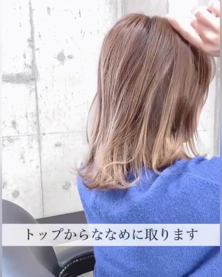 のインスタグラム：「【編み込み風ローポニー✨】  今回ご紹介させて頂くのは　 @serina_takimoto さんの投稿です! 素敵な投稿ありがとうございます！✨  以下投稿より ————————————————————— . . まだ結んでるだけ？？？ . 編み込みはできないけどって人に！ 編み込み風のヘアアレンジ❤︎❤︎ . 組み合わせひとつでおしゃれに♡ . 続きは、動画で◎ . . . . . トップからななめに取り、三つ編みします ↓ ちょっぴりほぐします ↓ 三つ編みを留め、残りを結びます ↓ くるりんぱします ↓ 三つ編みをくるりんぱしたところへ 入れ込みます ↓ ちょっぴりほぐします ↓ 完成♡ . . . .  —————————————————————  ✼••┈┈••✼••┈┈••✼••┈┈••✼••┈┈••✼⠀  【aNdDヘアカタログ】では、ヘアスタイルやヘアアレンジ、メイクでかわいく・きれいになるための情報をお届けしていきます✨  ✼••┈┈••✼••┈┈••✼••┈┈••✼••┈┈••✼⠀  #ローポニー #編み込み #編み込みアレンジ #カジュアルヘアアレンジ #カジュアルヘア #女子会 #OL #セルフアレンジ #セルフアレンジ動画 #ヘアアレンジ #ヘアアレンジ動画 #セルフヘアアレンジ #セルフヘアアレンジ動画 #ボブ #ボブアレンジ #ボブアレンジ動画 #簡単ヘアアレンジ #簡単ヘアアレンジ動画 #ヘアアレンジやり方 #ヘアアレンジ解説 #大人可愛い #くるりんぱ #ドレスヘア #パーティーヘア #結婚式ヘア #お呼ばれヘア #ヘアカタログ #aNdDヘアカタログ #aNdDシェアサロン」