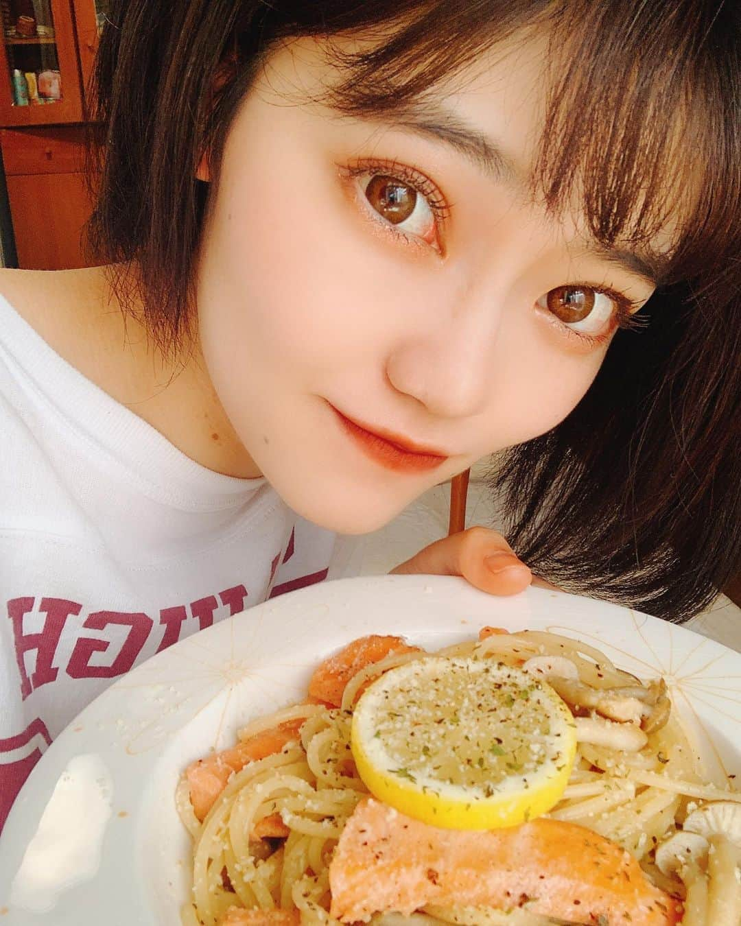 追田菜々花さんのインスタグラム写真 - (追田菜々花Instagram)「🍁お知らせ🍂 TwitterでRT数を競っています☀️ ⚠︎イイネではなくRT数です！！！  リゼクリニック様(@rizeclinic )とのコラボ企画で「Ray ONLINE」様への掲載権を競っています💡  10月16日が⚡️リゼクリニックの日⚡️ ということでリゼクッキング🍳 秋にぴったりなキノコとサーモンのレモンパスタを作りました🍋🐟 食べる？（＾Ｏ＾）  #リゼクリニック #医療脱毛 #脱毛 #美容皮膚科 #レーザー脱毛 #全身脱毛 #顔脱毛 #rizeclinic #リゼクリニックの日 #リゼクッキング #食欲の秋 #健康食 #健康ごはん #健康美 #腸活 #腸内環境 #腸活レシピ #きのこ料理 #きのこ #サーモン #レモン #ビタミンc #パスタ #パスタランチ #パスタレシピ #秋の味覚 #ランチタイム #おうちごはん #おうち時間 #おうちカフェ  https://bit.ly/3ilB9Tz」10月16日 10時02分 - mcr2020_01on