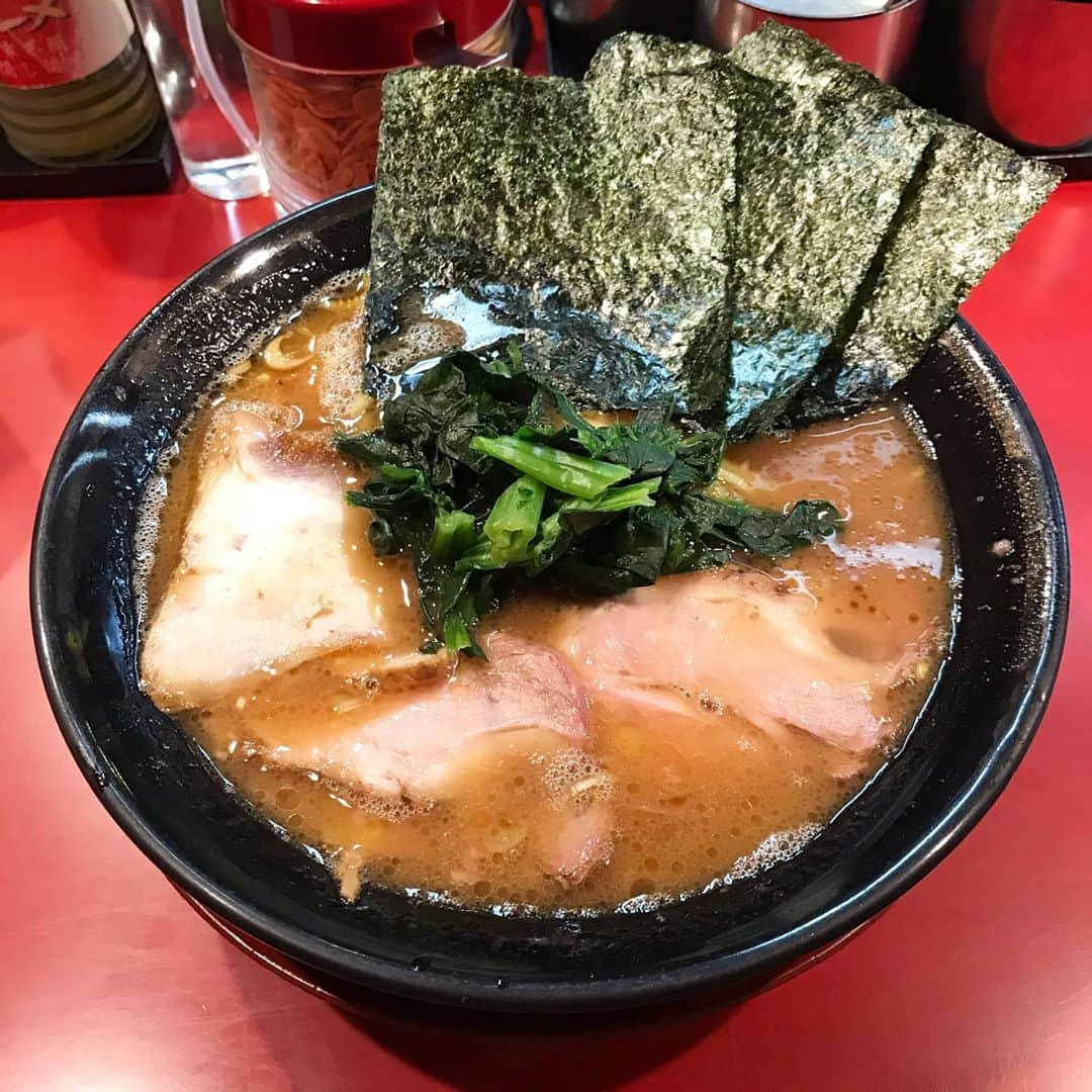 飴宮さゆりのインスタグラム：「ここのラーメン今まで食べた家系ラーメンの中で1番美味しいかも‼️ 車で神奈川の奥地まで連れてって貰ったよ👍 うちらが入った瞬間長蛇の列になってきたけど…並ばす食べれてかなりラッキーでした❤️ #環2家 #ラーメン #家系ラーメン #味濃いめ #ラーメン探訪記」