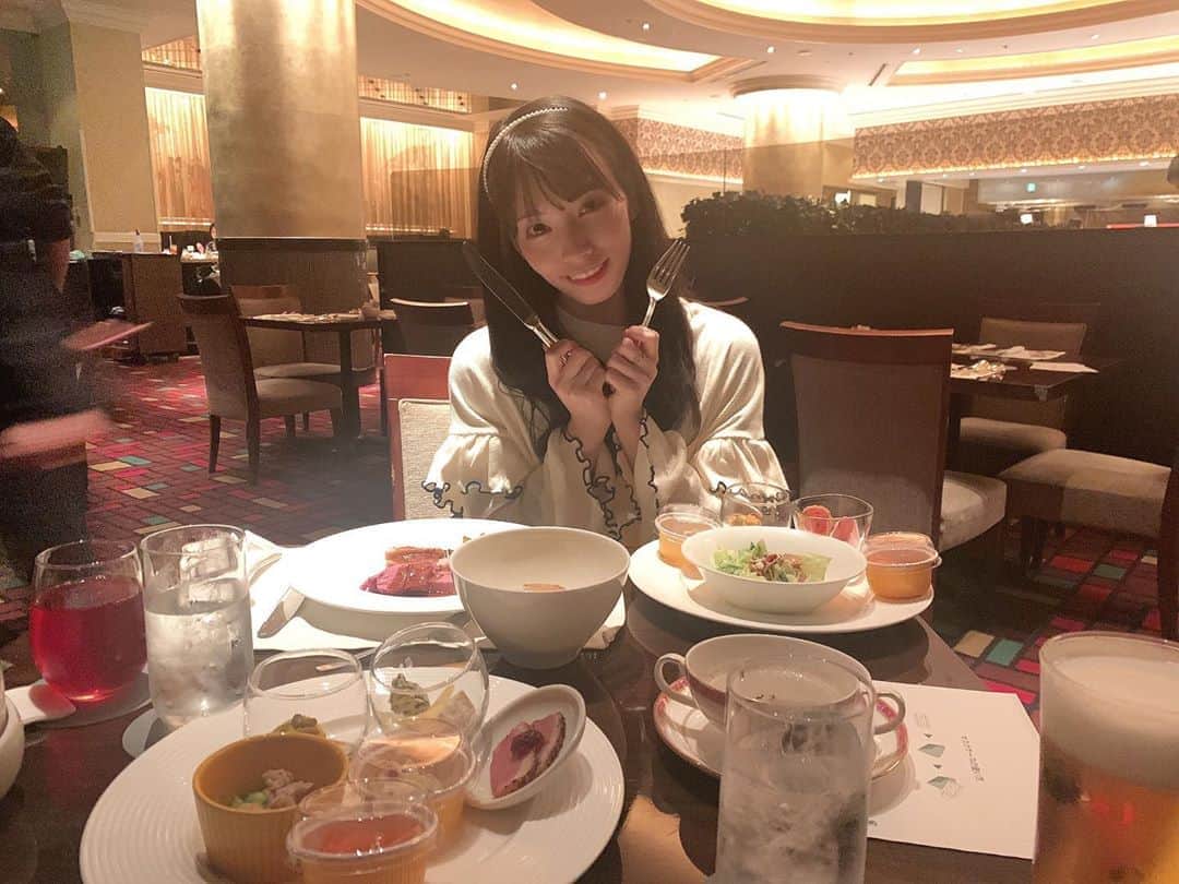 宇佐美幸乃さんのインスタグラム写真 - (宇佐美幸乃Instagram)「ウェスティンホテルのビュッフェ行ってきたよん  クオリティーがすごくてびっくりしちゃったよ😊どうしてもビュッフェっていろんな種類が食べれることに重きがありがちだけど、シンプルにご飯がめちゃくちゃ美味しかったのが最高だった。 けど胃がちっちゃくなって全然食べれなかった悔しい。いつかリベンジしたい、、、、  #westintokyo #westinhotel #ホテルビュッフェ #ビュッフェ　#dinner #foodstagram #hotel #idol #アイドル　#fff #followｍe #オススメ」10月16日 10時07分 - usami_yukino