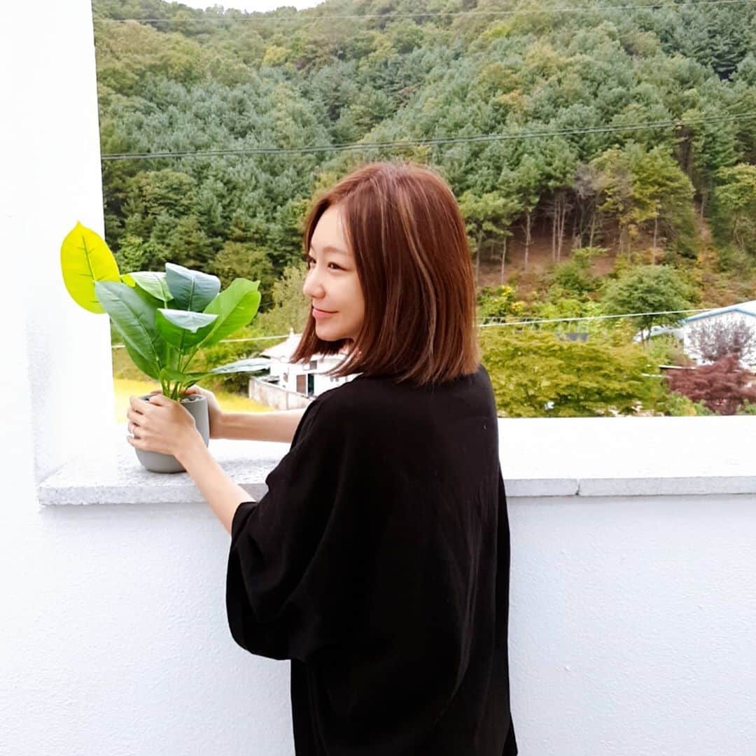 のインスタグラム：「⠀  저는 #청담러비 라는 샵에 다닙니다. 이사도 하고 요새 잠시 휴식기간이라 샵에 자주 못갔어요😭 ⠀ 그래서어어어어•_• 엄마찬스 홈염색🙊 우리엄마는 중학교때부터 저의 펌과 염색을 담당해주신 우리가족의 헤어쌤이예요:) 역시나 너무나 마음에 드는 컬러가 나왔어요🧡 요즘 가족과 지내는 시간이 많아서 행복👨‍👩‍👧 ⠀ @lovey_gaga 가희부원장님의 옴브레+발레아쥬 베이스가 있었기에 가능했던 오늘의 염색:) 저 곧 가요 쌤.. 머리에 또 뭐 할꺼예요ㅋㅋ」
