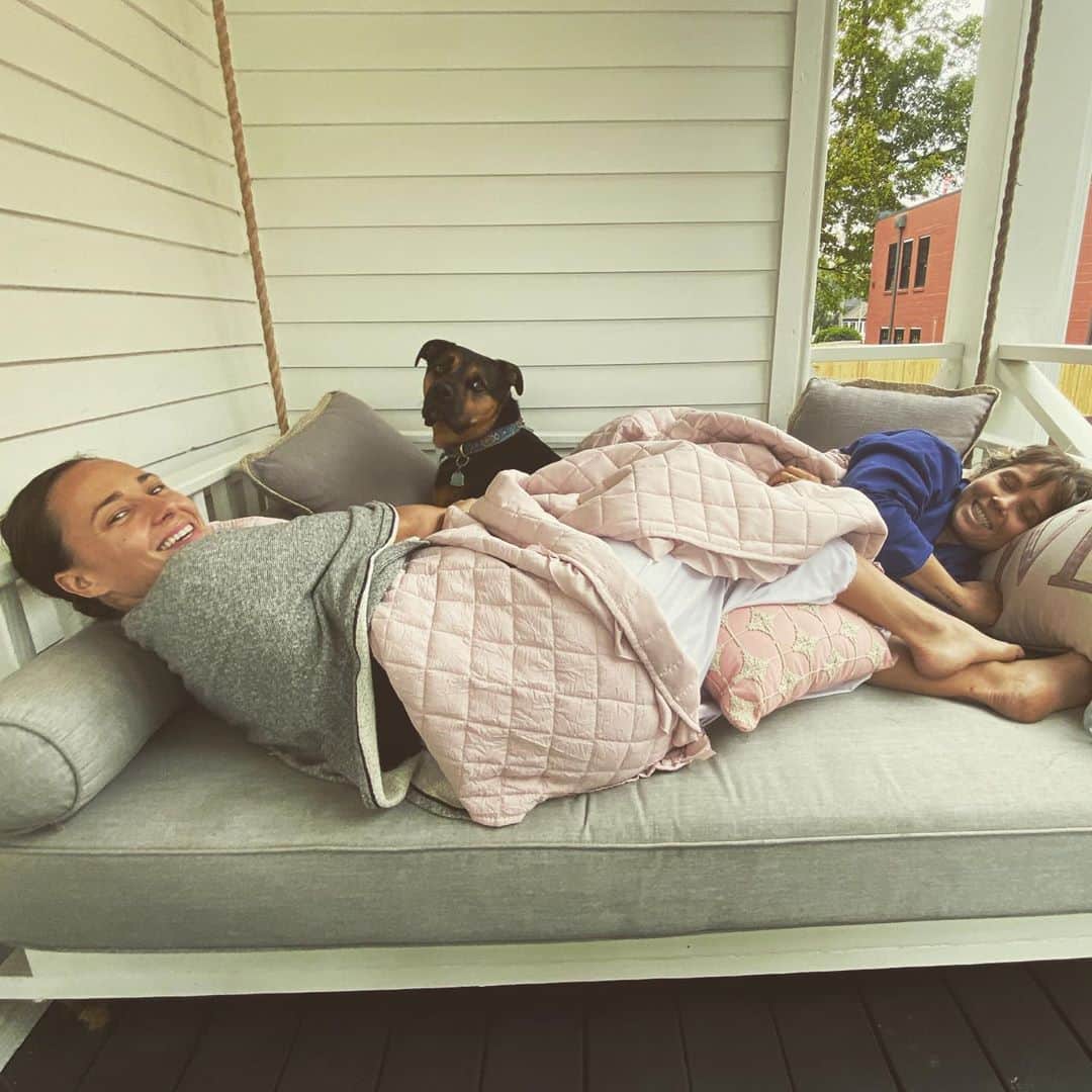 ブリアナ・エヴィガンのインスタグラム：「Nashville porch hangs with the family always feel good. 🧡」