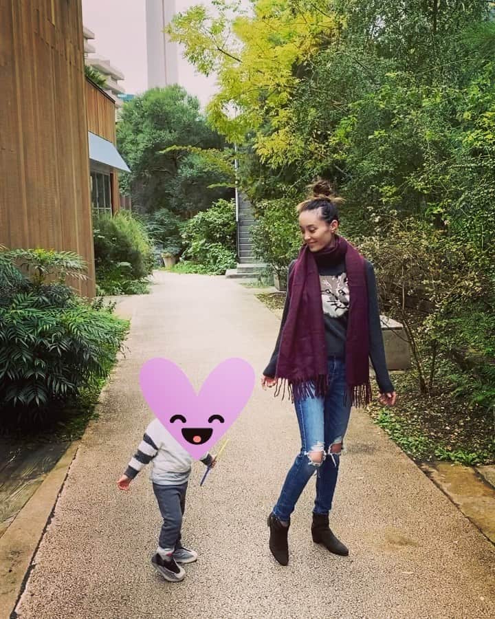 エミ・マイヤーのインスタグラム：「My daughter coaching me how to pose 🤣😍娘にポーズのこつを教えてもらっています」