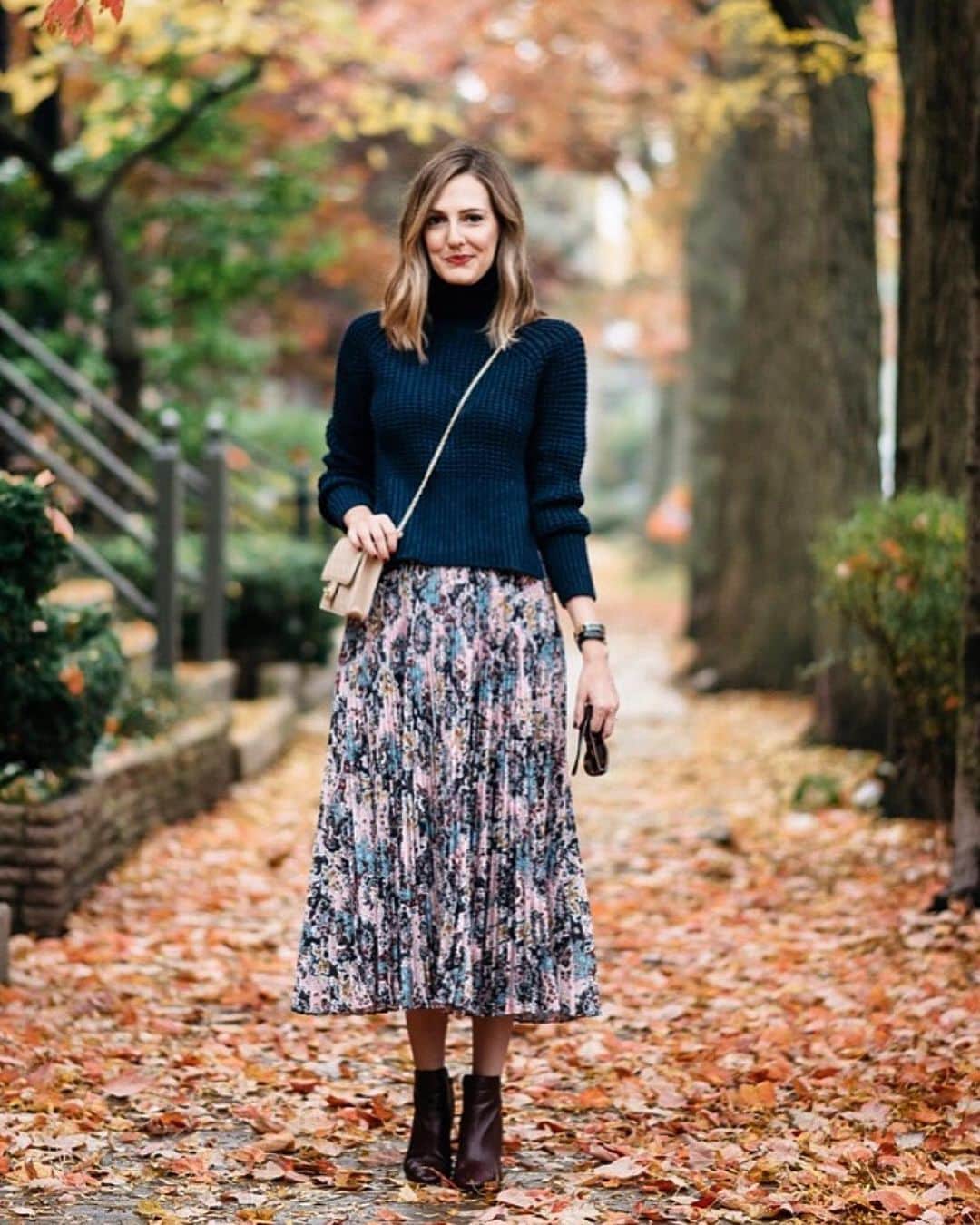 Anna Jane Wisniewskiのインスタグラム：「This photo is four years old 🤯 but the elements still work: midi skirt + chunky sweater + boots = fall perfection.   2016 seems like a lifetime ago and it kind of was, right?! Teddy was just born and I’m pretty sure I snapped these pics during maternity leave. None of these items are available any longer (tagged them anyway) but I posted just to provide some outfit inspiration, which is why I started this platform. Enjoy!  📸 @ironandhoney」