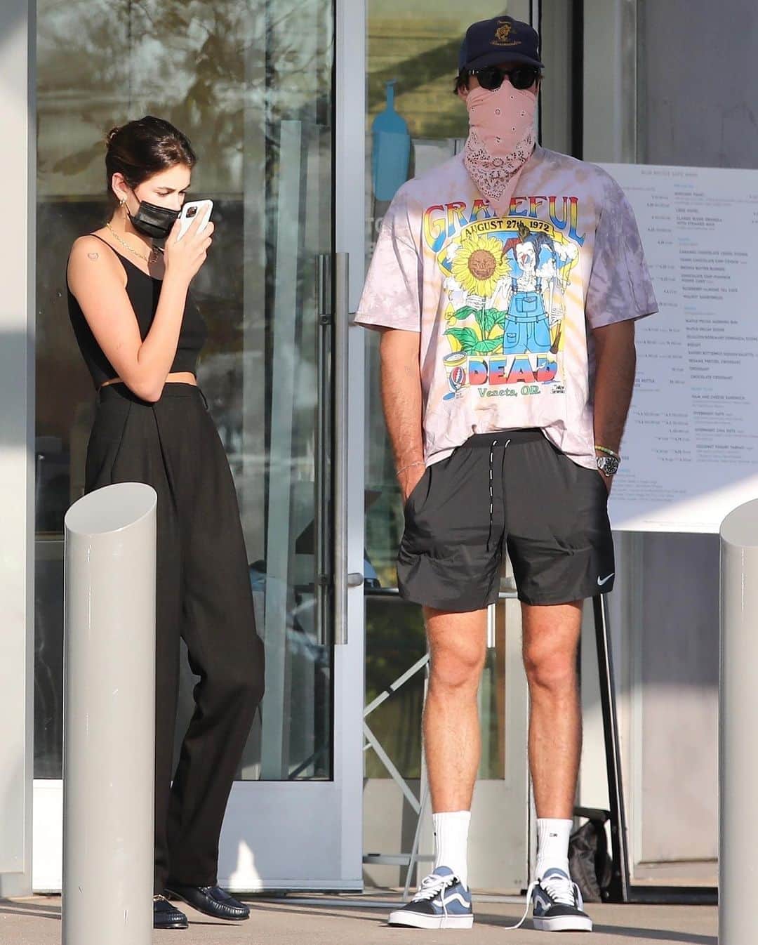 Just Jaredさんのインスタグラム写真 - (Just JaredInstagram)「@kaiagerber and @jacobelordi were spotted waiting for their lunch order at the Malibu Country Mart on Thursday afternoon. #KaiaGerber #JacobElordi Photos: Backgrid」10月16日 10時37分 - justjared