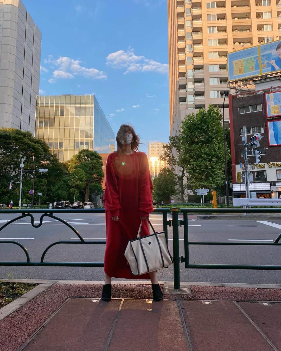MACOのインスタグラム：「🧚🏻‍♀️🌁 こないだ後ろ姿だけだったやつの前側🚩笑  sweat one piece: @fillthebill_mercantile  bag: atnek by scrap book  shoes: @fillthebill_mercantile 👞」