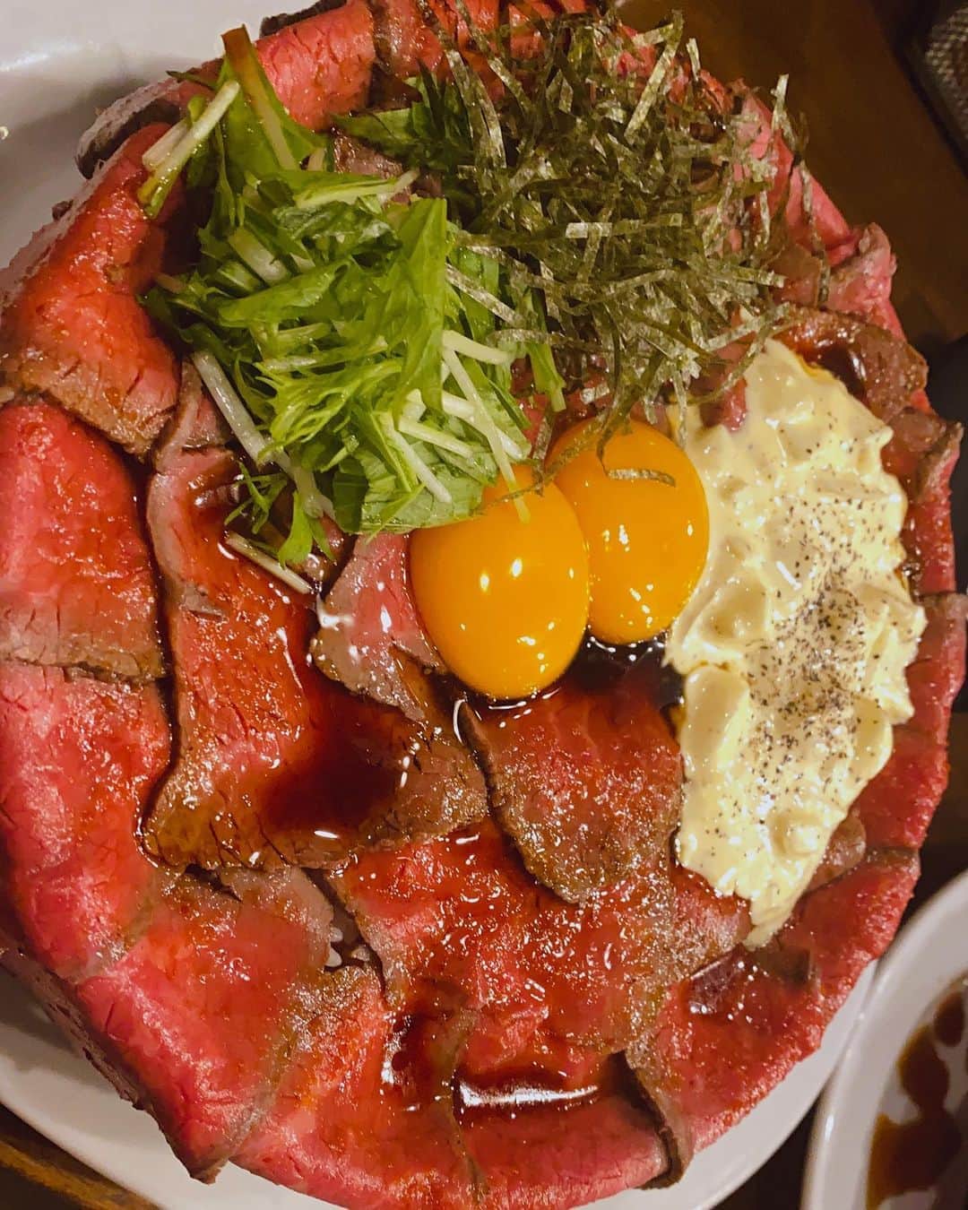 のインスタグラム：「久々映えた  #キャメルダイナー#ローストビーフ丼 #つまみ食いしんご」