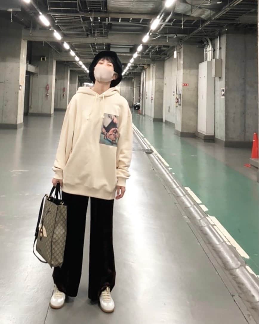 波瑠さんのインスタグラム写真 - (波瑠Instagram)「楽ちんでしかいたくない日の服。 もしくは食べすぎても苦しくなりたくない日の服。 寒い朝、服がなかなか決まらないです。」10月16日 10時44分 - 06_haru_17