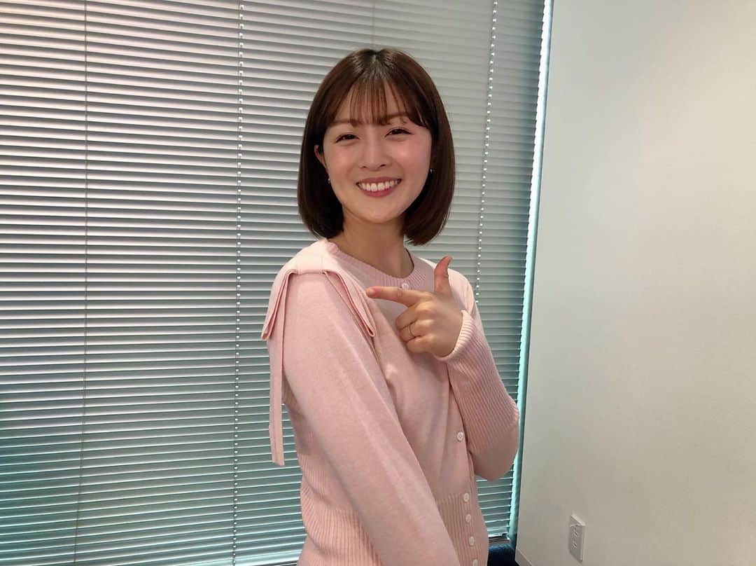 中村秀香のインスタグラム：「今朝は #すまたん 担当日でした♪  まるトクzipではお買い物ロケ第２弾@sumatanentame  特別ゲストとは、 #佐藤佳奈 アナウンサー @kana_sato_ytv のことなのでした😊👛  しっかり者の佐藤アナが いろいろと考えてくれましたが 結局、欲しかった食器棚は買わず 今もお皿は本棚に置いたままです…。  写真は、衣装の肩にかかったリボンが可愛かったので📸  今朝もありがとうございました！🙇‍♀️」