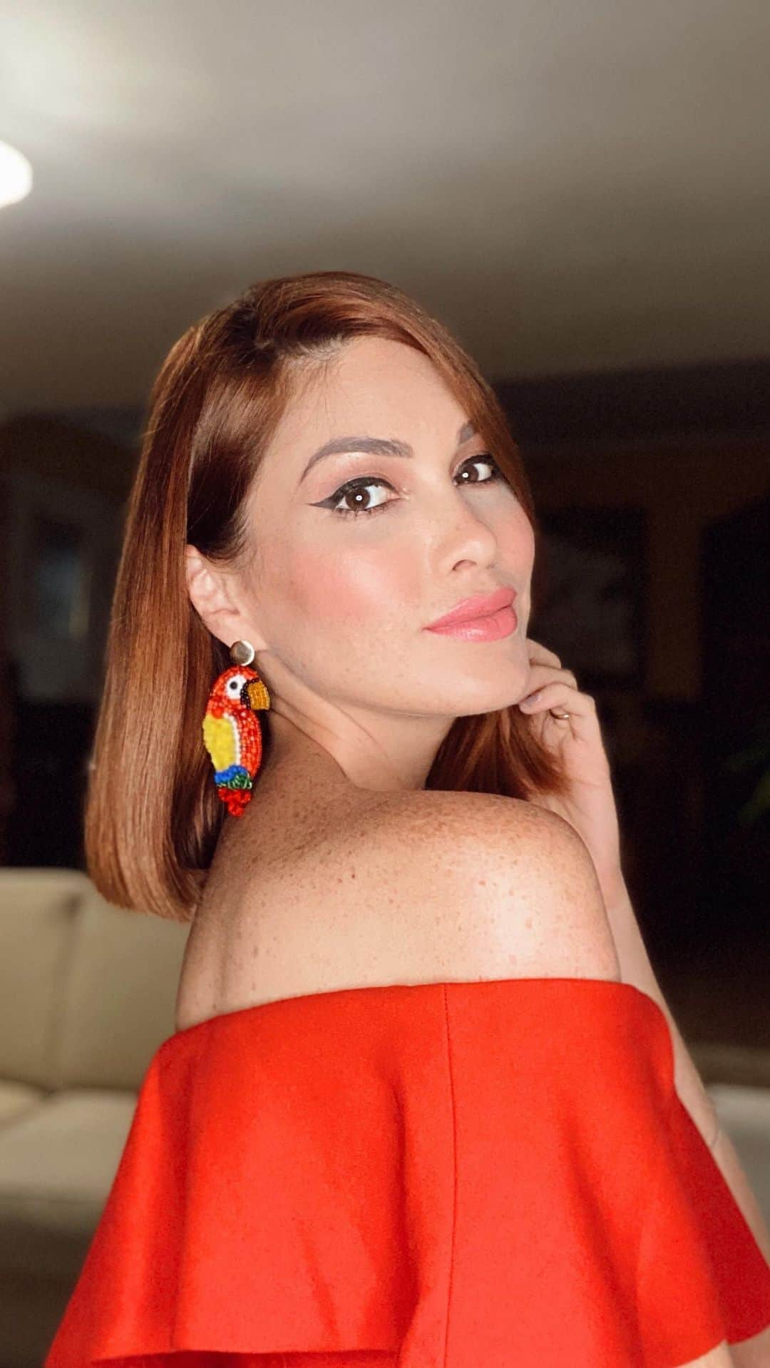 María Gabriela Isler Moralesのインスタグラム：「Quería compartir con ustedes que junto a un reconocido grupo de artistas internacionales y nacionales, tuve el honor de ser invitada a formar parte de la celebración del mes de la herencia hispana del @paleycenter 💥.   Me llena de orgullo poder representar no solo a la mujer venezolana, pero a la mujer latina en el mundo. Esa que comparte con orgullo y compromiso sus raíces, su cultura, sus valores, sus capacidades y su idiosincrasia.   A todos los latinos que hoy me leen, siéntanse orgullosos de representar nuestros orígenes y ser parte de las maravillosas contribuciones culturales que hemos logrado en el mundo entero 🙌🏼.   Thank you @paleycenter for the invitation ♥️  Gracias @kalicaper por mis Guacamayas 🦜, me encantaron.   #Latina #Hispana #HerenciaHispana #PaleyCenter #Venezolana #MesDeLaHerenciaHispana」