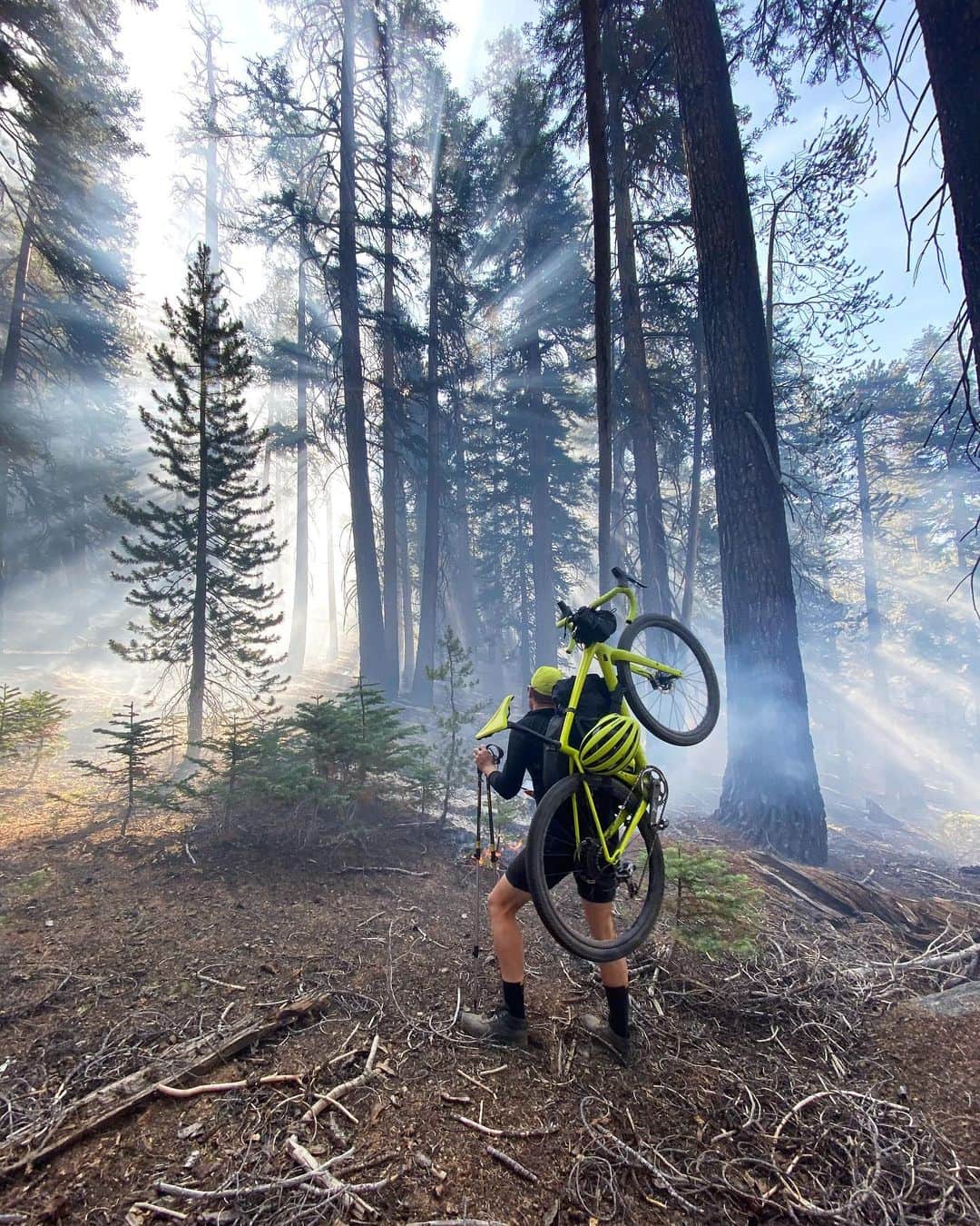 クリス・バーカードのインスタグラム：「Why anyone would willingly strap a bike to their back and awkwardly hike 30 miles through the Sierra Nevada Mtns is beyond me. But, nevertheless, we did it.. and in the process may have learned to appreciate this landscape a little more than before. Connecting two National Parks via alpine mtn passes, rushing rivers & fertile meadows has always been a dream of mine since hearing about my friend Erik Nohlin’s legendary Sierra crossing years ago. Essentially taking the concept of human powered expedition to a new level. Riding as far as the road will take you, then strapping the bike to your back until you connect to the next road. Also respecting the rules of not riding in National Parks. In this case it was 27,000ft + of climbing over gravel, dirt, tarmac & hiking in 170+ Miles.  Grateful to have spend the last week off the grid with my personal hero @laelwilcox & mentor @hellhommus while @rugilekaladyte shot photos. The sunburn, smoky lungs & bruised shoulders & bloody noses will clear up... but I hope that memory lasts a good long while.   Shot on @sonyxperia  @wahoofitnessofficial」