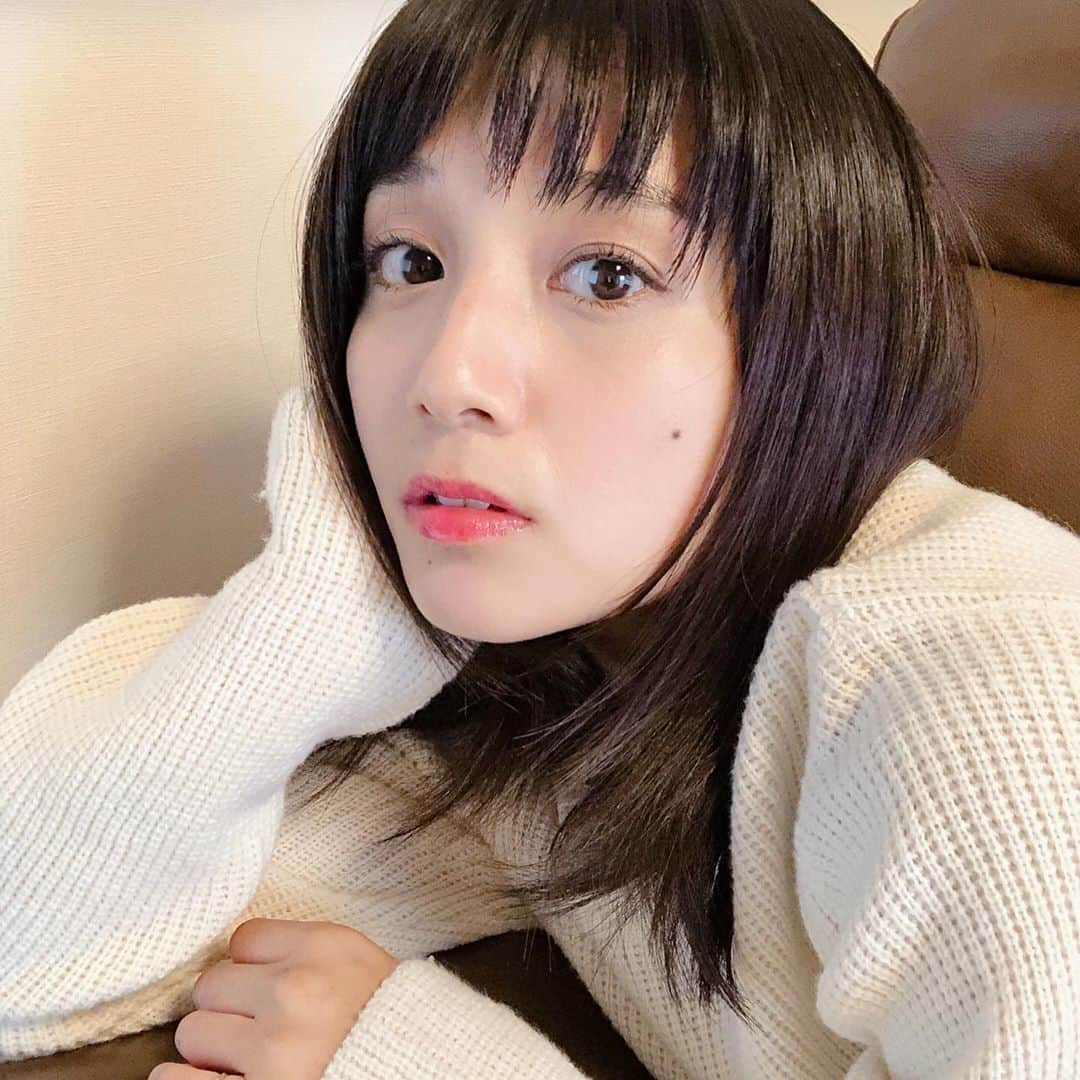 岡野真也のインスタグラム：「ここゾ！というタイミングで昨晩はシチューにしてみました🥕ぶどうパンを合わせるのが岡野家流✨  #シチューみたいな服 #christiandada」