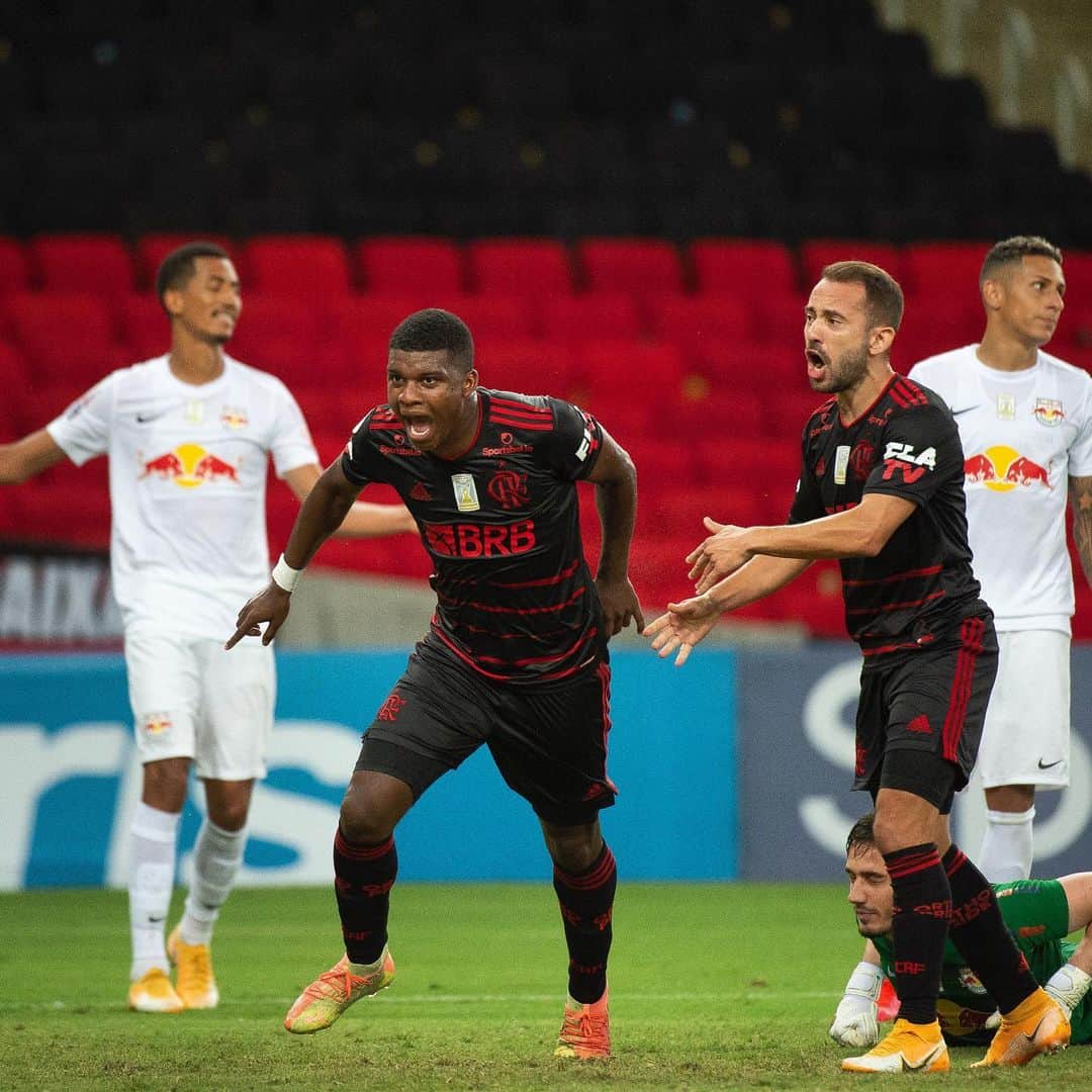 のインスタグラム：「Seguimos em busca do nosso objetivo.  VAMOS FLAMENGO! 💪🏾❤️🖤」