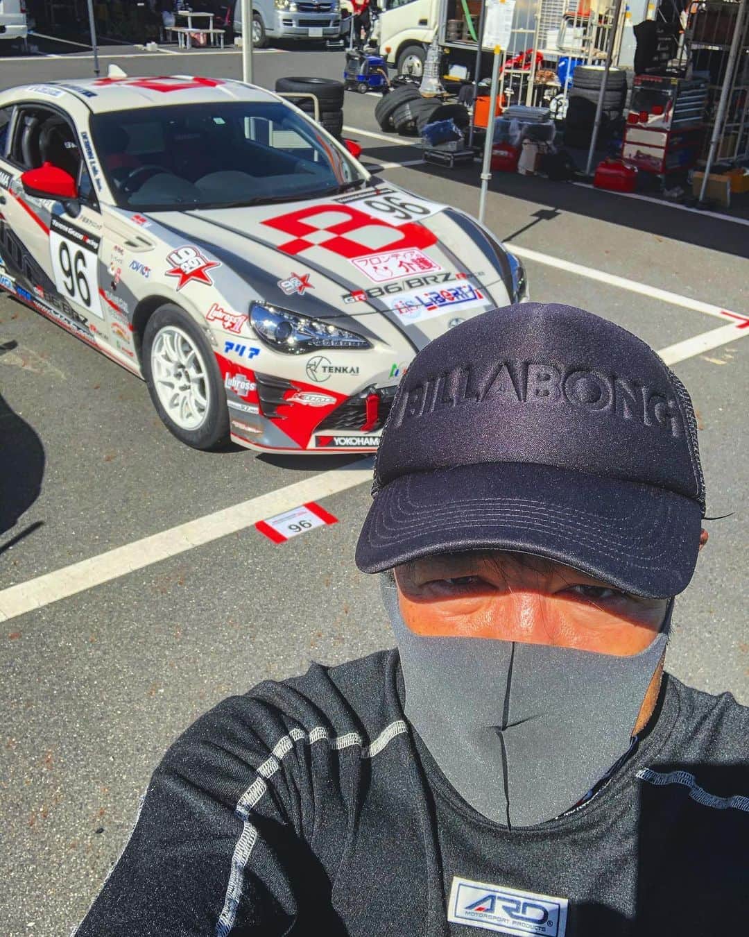 のインスタグラム：「さぁ！！ 一年ぶりの86/BRZワンメイクレース！！ 今日は練習走行日！！ 頑張ります👍  #86brz  #gazooracing  #race  #yokohamatire  #advan  #kone  #advics  #oguraclutch  #lubross  #フロンティアの介護  #liberty  #araihelmet  #tenkai  #bride  #黒岩唯一  #黒ちゃんねる  #黒ちゃんねるロケ」