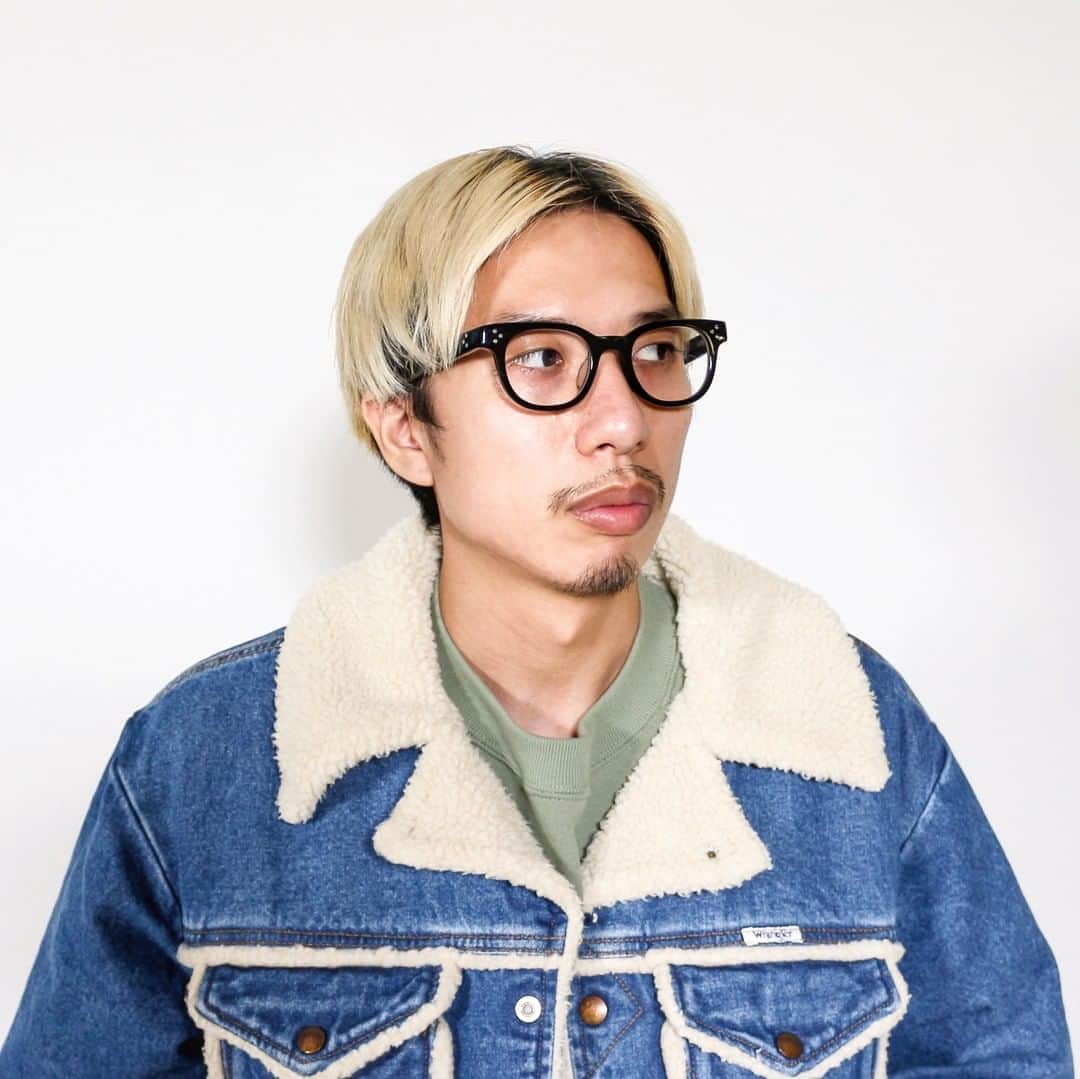 Zoff Officialのインスタグラム：「Zoff×JOURNAL STANDARD relumeアイウェアコーデプレゼント企画①アメカジコーデ Wranglerに別注したボアランチジャケットにヴィンテージライクな人気のPEANUTSとSportswearの別注スウェット。Sportswearに別注したパンツはややフレアなシルエットがポイントです。 そこに、存在感のある黒いウェリントンフレームを合わせて、JOURNAL STANDARD relumeらしいヴィンテージ感のあるアメカジスタイル。  （メガネ  ウェリントン型 カラー:ブラック　レンズ:ブルーライトカット率約33％度無しレンズ /ジャケット：Wrangler デニムボアジャケット Lサイズ/スウェット:PEANUTS×Sportswear プリントスウェット Lサイズ/パンツ:Sportswear クリースパンツ Lサイズ）  こちらのコーデを抽選で1名様にプレゼント。 ▼▼▼ ZoffとJOURNAL STANDARD relumeがオススメするアイウェアコーデを抽選で合計3名様にプレゼントします。   ■応募方法 下記、2条件を満たすことで応募完了となります。 1.Zoff公式Instagramアカウント（@zoff_eyewear ）をフォロー 2. Zoff公式Instagramアカウント（@zoff_eyewear ）が投稿する「アイウェアコーデプレゼント企画」投稿に対し、欲しいコーディネートのコメント欄に「プレゼント希望」とコメントで応募完了。  ※お届けするメガネにはすべて、日常使いがしやすい透明度重視のカット率約33％「ブルーライトカット」、レンズの傷つきを防止する「ハードコート」、水・皮脂などの汚れを防止する「超撥水コート」、紫外線約99.9％カットする「UV400」が施されている度無しレンズがセットされています。 ※ブルーライトカット率の測定基準は、光の波長380~500nm、レンズの中心肉厚約２㎜での平均カット率です。 ※本掲載画像は「ブルーライトカット」レンズではございません。  ■キャンペーン期間 2020年10月16日（金）～2020年11月15日（日）23:59まで  ■当選発表 当選結果はDMにて当選者様のみにお知らせいたします。 ■プレゼント発送予定 2020年11月末 ※すでにZoff公式Instagramアカウントをフォローいただいている方もご参加いただけます。 ※公開アカウントのみ抽選対象とさせていただきます。 ※キャンペーン期間中にフォローを外されている方は対象外とさせていただきます。 ※詳しくは特設サイト「Zoff×JOURNAL STANDARD relume」をご覧ください  #zoffjsr #zoff #journalstandardrelume #relumejournalstandard #relume #ゾフ #メガネ #アイウェア #サングラス #glasses #sunglasses #コーディネート #メンズファッション #メンズファッションコーデ #メンズコーデ #メンズスタイル #ファッションコーデ #ファッション好きな人と繋がりたい #ファッション #プレキャン #プレゼントキャンペーン #プレゼント企画」