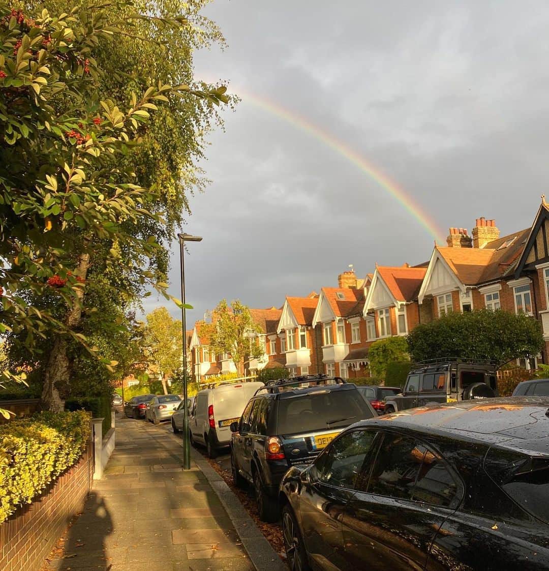布袋寅泰さんのインスタグラム写真 - (布袋寅泰Instagram)「美しい虹が出迎えてくれた久しぶりのロンドンは、すっかり秋の色に染まり美しく輝いています。しかし新型コロナは深刻な状況にあり、今週末からまた厳しい規制がスタートします。気を引き締め直さねば。#adayinautumn #london」10月16日 11時04分 - hotei_official