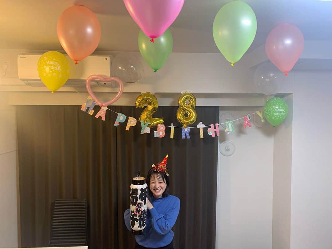 藤林温子さんのインスタグラム写真 - (藤林温子Instagram)「. 28歳になりました！ . 昨日家に帰ったら 華やかになってて😂 嬉しくてしばらく風船と戯れてました🤪 これからもよろしくお願いいたします！  . 写真を撮る時いつも笑かしにくるので ほぼこんな顔☺️」10月16日 11時05分 - atsuko_fujibayashi