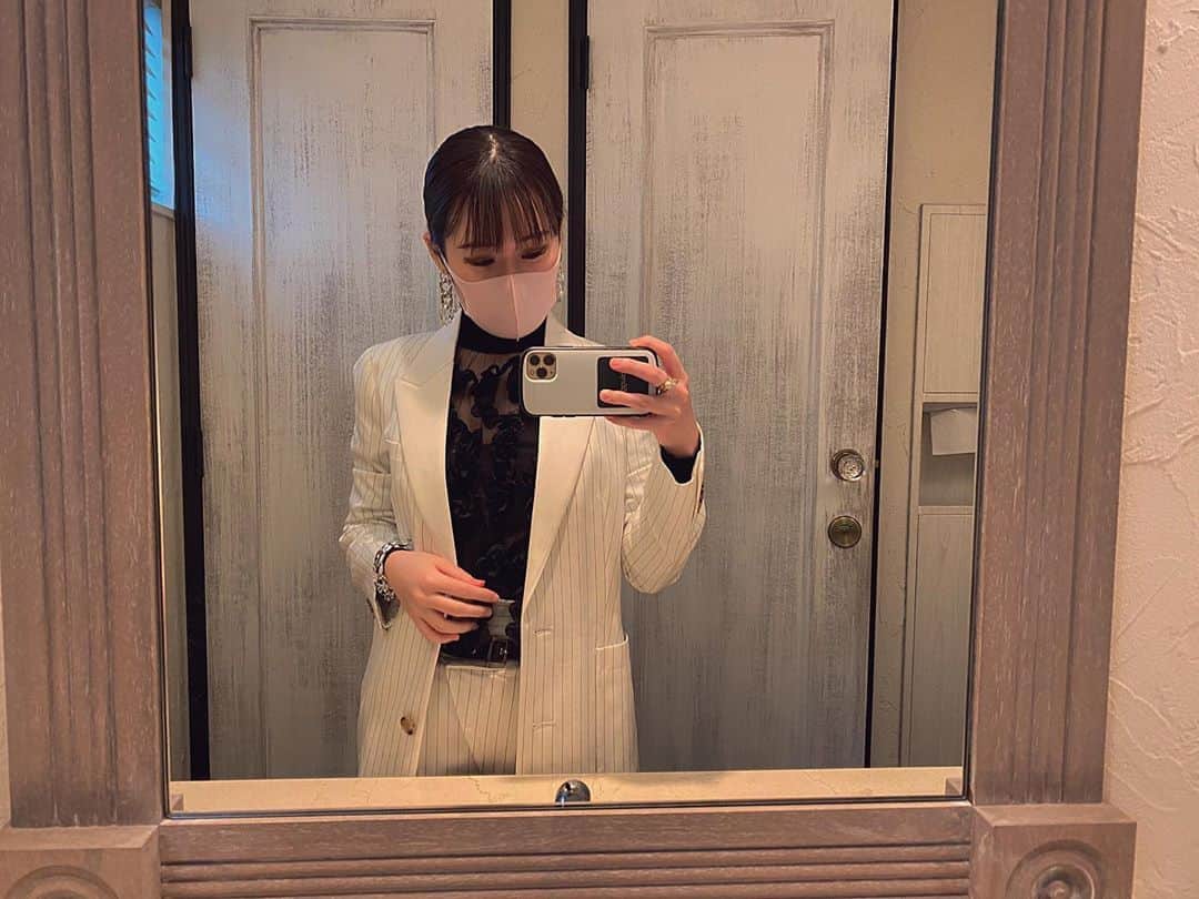 のインスタグラム：「涼しくなってきたので、楽しみにしていたジャケットセットアップを着ることが出来ました🧥✨﻿ ﻿ピアスとブレスレットは、お誕生日にレオが作って、くれたもの🥰❤️ 可愛い〜😊💕 ﻿ #instagood #instalike #카페투어 #photography #mood #camera #selfie  #fashion #instagood #instalike #카페투어 #photography #mood #outfit #camera #tokyo #happy #instapic #お洒落さんと繋がりたい #좋아요 #데일리룩 #패션 #ファッションコーデ #셀피 #jacket #suitstyle #suits #setup #Stripe #pierce」