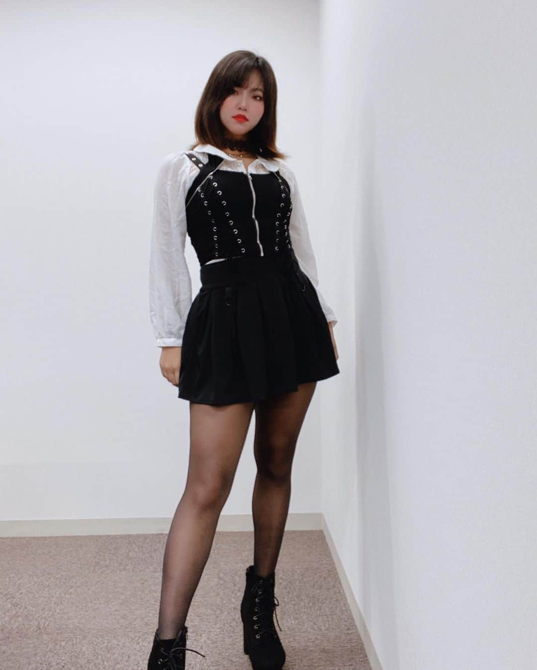 SIRIUSさんのインスタグラム写真 - (SIRIUSInstagram)「最近太愛這種收腰單品了 因為腰短所以腰線不明顯 只好用馬甲或腰帶去束腰 剛好很有歌德感 （今天不是業配了🤣 . . #dailylook #outfit #black #gothic #gothicstyle #gothicfashion #helloween #witch #fashion #japan #girl #legs #tights #stockings #legday #cute #instagram #instadaily #blogger  #今日のコーデ #ファッション #美脚 #モデル #スタイル #ゴシック  #個性 #穿搭 #黑絲」10月16日 11時07分 - sirius_4102