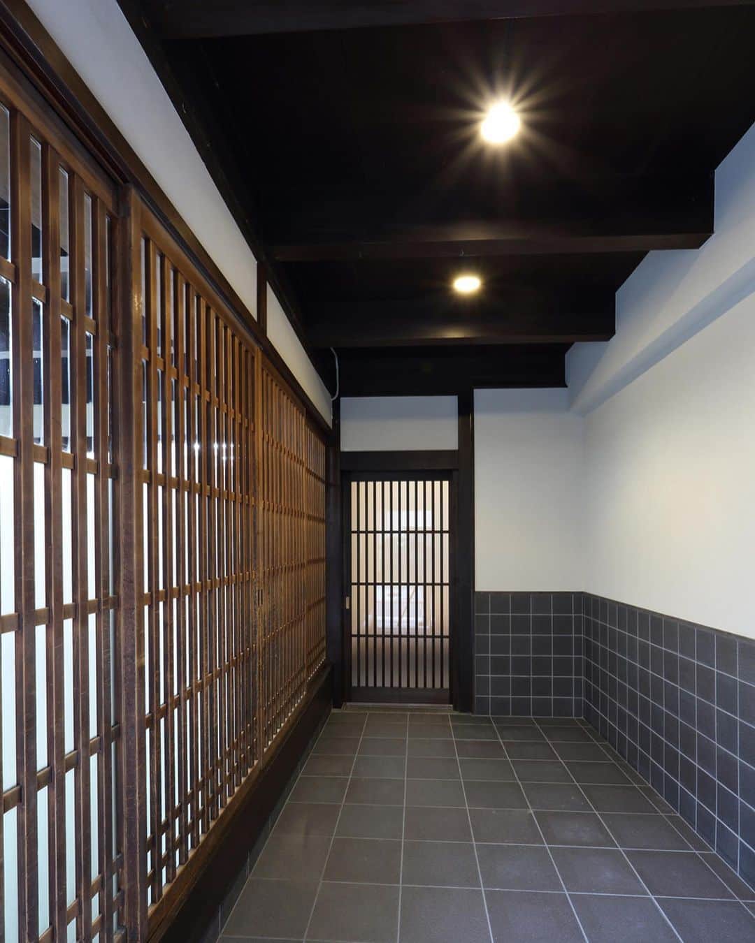 デザオ建設さんのインスタグラム写真 - (デザオ建設Instagram)「. 築100年の京町家⛩ 京町家の趣は残しつつ、現在のライフスタイルに合わせた間取りへリフォームしました👏🏻 . 玄関土間は、水を撒くと涼しい風が通り抜けます🍃 . LDKは、勾配天井とおおきく切り取った窓で明るく広がりのある空間になっています✨ .  @dezao_kensetsu  . .  #住宅 #京町家 #木材 #新築 #リフォーム #家 #住宅 #interior  #木の家 #house #design  #工務店 #築100年 #町屋 #architecture  #狭小間口 #home #家づくり #interiordesign # #施工事例 #住まい #myhome #おうち時間 #マイホーム #デザオ建設  #京都の注文住宅  #モデルハウス」10月16日 11時09分 - dezao_kensetsu