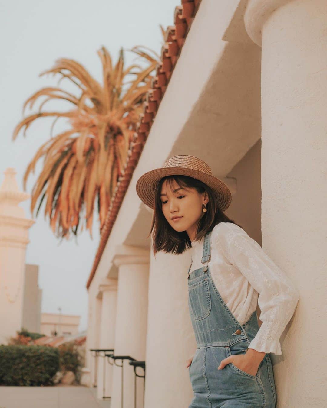 W E Y L I Eのインスタグラム：「Just poppin on here to say hello 🐣   My closet pretty much consists of overalls, floral dresses & leggings ☺️This pair is extra special because it’s made sustainably in LA from up-cycled deadstock denim 😍 I’ve been slowly transitioning my wardrobe over the past 2 years to natural fibers, responsibly made pieces and/or second hand items. Every piece of clothing I add to my closet has meaning & intention behind it and I hope to keep them for many years! How has your wardrobe evolved over the years?」