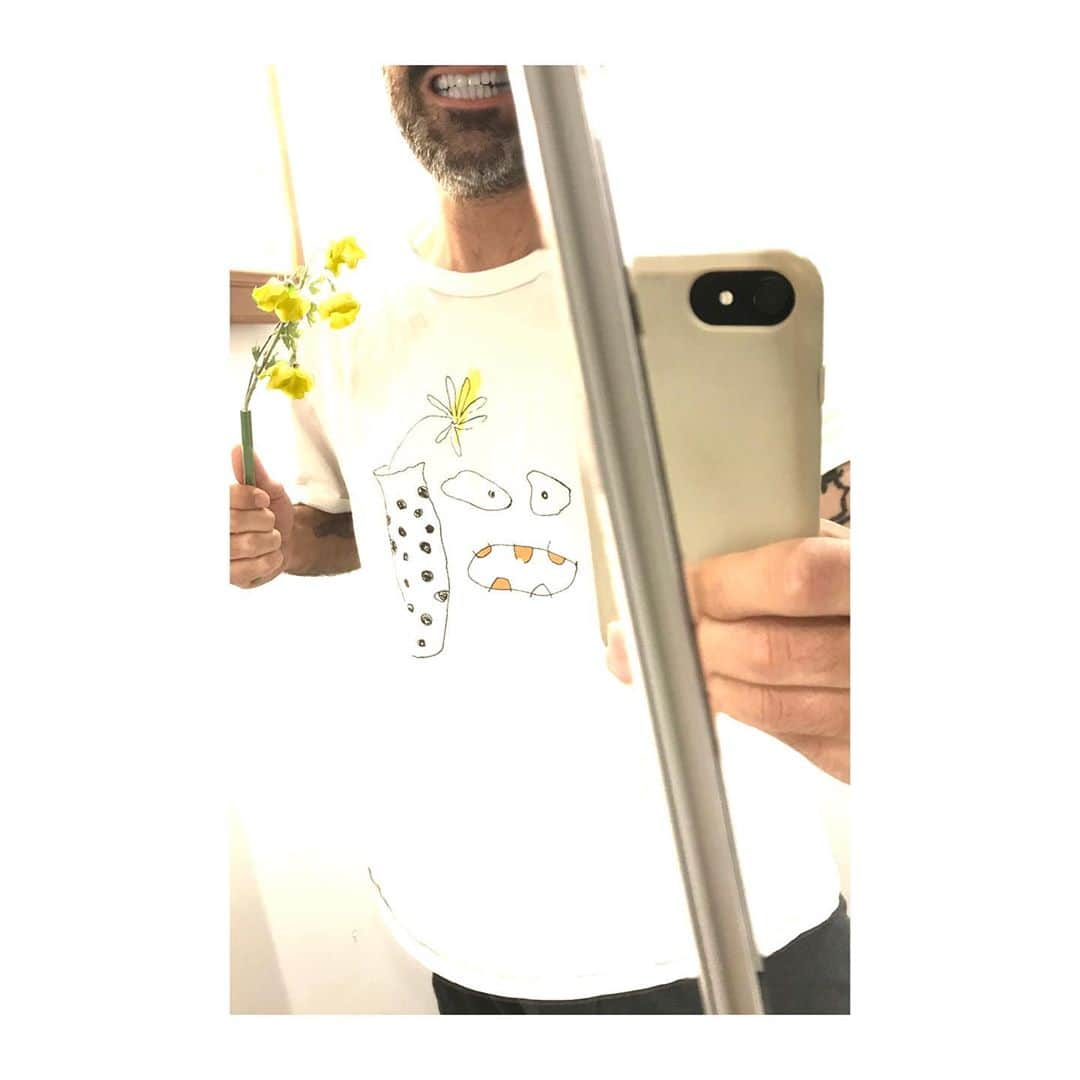 ジュリアン デイヴィッドのインスタグラム：「The selfie, and the T-shirt of the selfie... #fryday #iminlove #NoNewIPhoneYet」