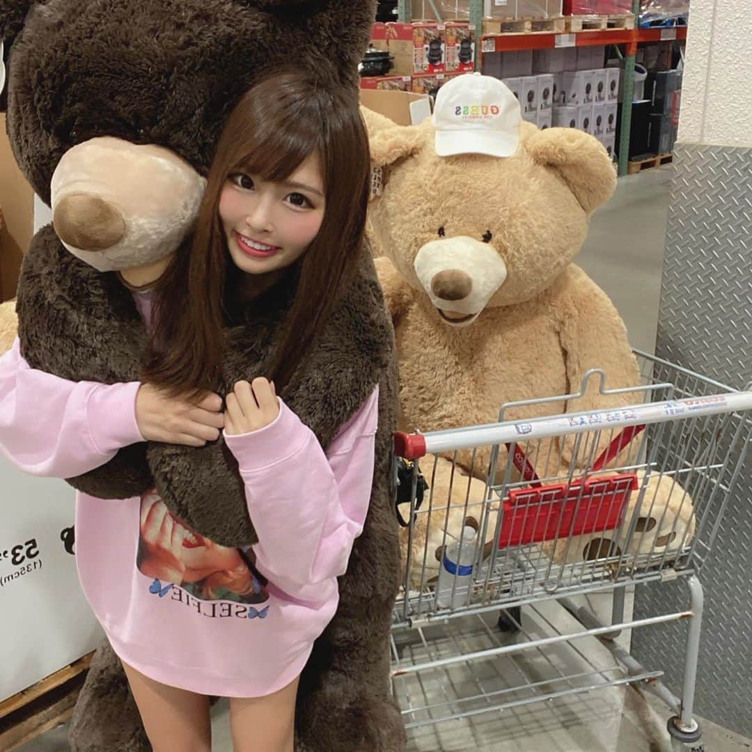 ひなぴーまるのインスタグラム：「こないだCostco初行ってクマでテンションあがりますた🧸 買った物はママに頼まれ買ったトイレットペーパーと舞茸としめじでしたww🍄🧻」