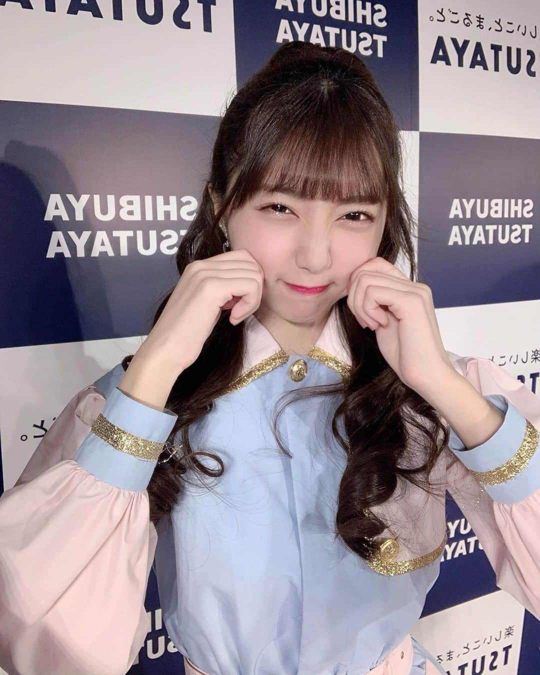 萩田ここさんのインスタグラム写真 - (萩田ここInstagram)「・﻿ 🌸💎﻿ ﻿ SHUBUYA TSUTAYAさんでリリースイベント﻿ ありがとうございました💿🤍﻿ ﻿ 明日もリリイベがあります！﻿ HMV＆BOOKS SHIBUYAさんだよ☺︎﻿ ﻿ 昨日の夜は寒くてついに暖房をつけちゃった…😳﻿ ﻿ 明日からもっと寒くなるらしいからあったかい格好しようね💗💭﻿ ﻿ Had a release event at SHIBUYA TSUTAYA today!﻿ We have an another event in Shibuya tomorrow as well♡﻿ ﻿ #かみやど #ひらがなかみやど #萩田ここ #アイドル #JapaneseIdol」10月16日 22時17分 - kokoro_hagita