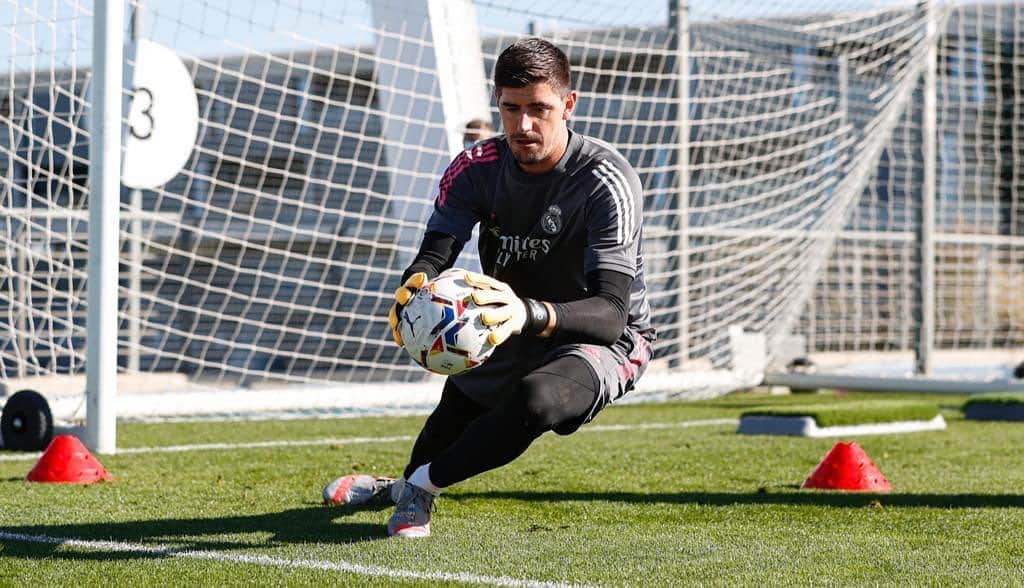 ティボ・クルトゥワのインスタグラム：「Vuelve la liga mañana! 💪🏼 #HalaMadrid」