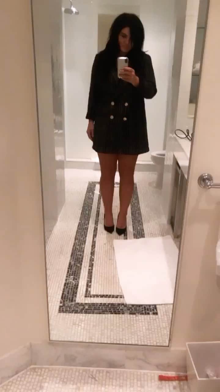 ジーナ・カラーノのインスタグラム：「I don’t see pants making a fast comeback in 2021.. Pants off dance off way of life. (Or bras for that matter) 😂 It’s Friday!! which has also rather lost its meaning this year but hey.. cheers. 🥃」