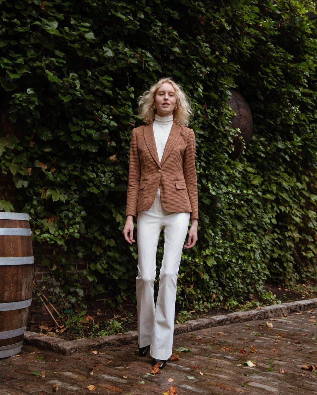 デレクラムのインスタグラム：「The Allie Single Button Blazer + the Robertson Flare Trouser are the new power suit.」
