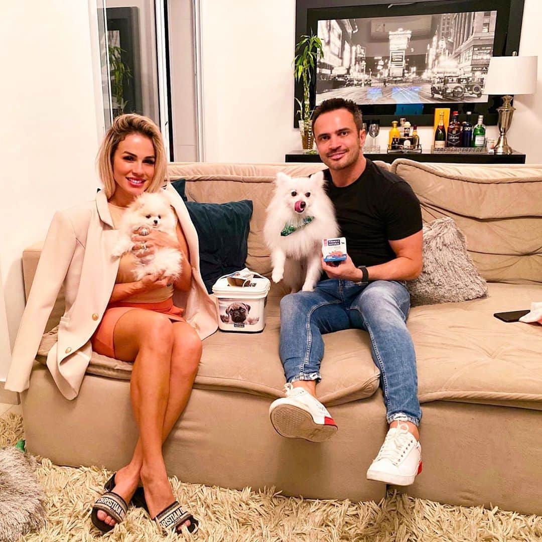 アレッサンドロ・ローザ・ヴィエイラのインスタグラム：「O Baby acabou de chegar na família mas já aprendeu uma coisa importante com o Gucci: alimento saboroso, nutritivo e Super Premium é @formulanaturaloficial 🐶🤩」