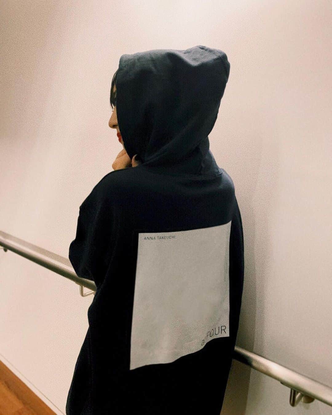 竹内アンナさんのインスタグラム写真 - (竹内アンナInstagram)「ㅤㅤㅤㅤㅤㅤㅤㅤㅤㅤㅤㅤㅤ --------------------------------------------- ㅤㅤㅤㅤㅤㅤㅤㅤㅤㅤㅤㅤㅤ ㅤㅤㅤㅤㅤㅤㅤㅤㅤㅤㅤㅤㅤ  かねてよりAT氏が「オーバーサイズのフーディーが欲しい」とこぼしていたため、グッズで作りました。紺色XLのワンサイズ、身長156.9㎝が着ると膝ちょい上で女の子ならサラッと一枚にロングブーツ合わせとか可愛いかも。CDの盤面をイメージしたデザインにメッセージ入りです。 ㅤㅤㅤㅤㅤㅤㅤㅤㅤㅤㅤㅤㅤ ㅤㅤㅤㅤㅤㅤㅤㅤㅤㅤㅤㅤㅤ 併せて2021 CALENDERも登場。 こちらは来月行われるリリースツアーの撮り下ろし写真が入る予定です。日付とタイトルとかわたしの手書きだよ(めちゃくちゃ描き直した渾身の数字たち) ㅤㅤㅤㅤㅤㅤㅤㅤㅤㅤㅤㅤㅤ ㅤㅤㅤㅤㅤㅤㅤㅤㅤㅤㅤㅤㅤ グッズはライブ会場ての販売はないため、 通販でお求めください。 ㅤㅤㅤㅤㅤㅤㅤㅤㅤㅤㅤㅤㅤ ㅤㅤㅤㅤㅤㅤㅤㅤㅤㅤㅤㅤㅤ ㅤㅤㅤㅤㅤㅤㅤㅤㅤㅤㅤㅤㅤ ちなみに11/5までにご注文頂くと、ツアー初日の名古屋公演までにお手元に届きます。 ㅤㅤㅤㅤㅤㅤㅤㅤㅤㅤㅤㅤㅤ ㅤㅤㅤㅤㅤㅤㅤㅤㅤㅤㅤㅤㅤ ぜひグッズを纏って、参戦してくださいまし！ ㅤㅤㅤㅤㅤㅤㅤㅤㅤㅤㅤㅤㅤ ㅤㅤㅤㅤㅤㅤㅤㅤㅤㅤㅤㅤㅤ ---------------------------------------------- ㅤㅤㅤㅤㅤㅤㅤㅤㅤㅤㅤㅤㅤ ㅤㅤㅤㅤㅤㅤㅤㅤㅤㅤㅤㅤㅤ」10月16日 22時22分 - annasingguitar