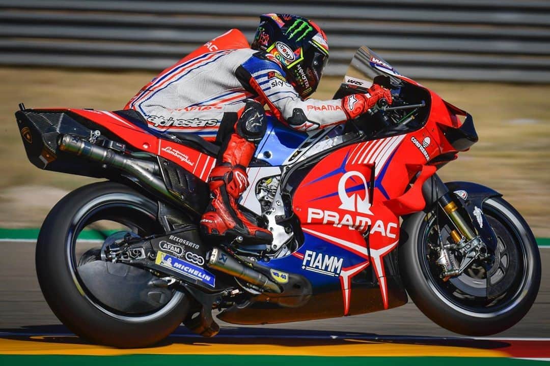 MotoGPさんのインスタグラム写真 - (MotoGPInstagram)「@pecco63 loves a top speed record! 💨 The @pramacracing rider has hit 351.8km/h through the speed trap, the fastest ever seen at MotorLand Aragon! 🔥 #AragonGP 🏁 #FB63 #MotoGP」10月16日 22時23分 - motogp