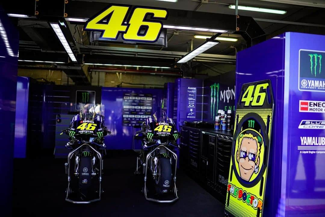 YamahaMotoGPさんのインスタグラム写真 - (YamahaMotoGPInstagram)「We miss you, @valeyellow46! 💛  Get well soon!  #MonsterYamaha  #MotoGP  #AragonGP」10月16日 20時50分 - yamahamotogp