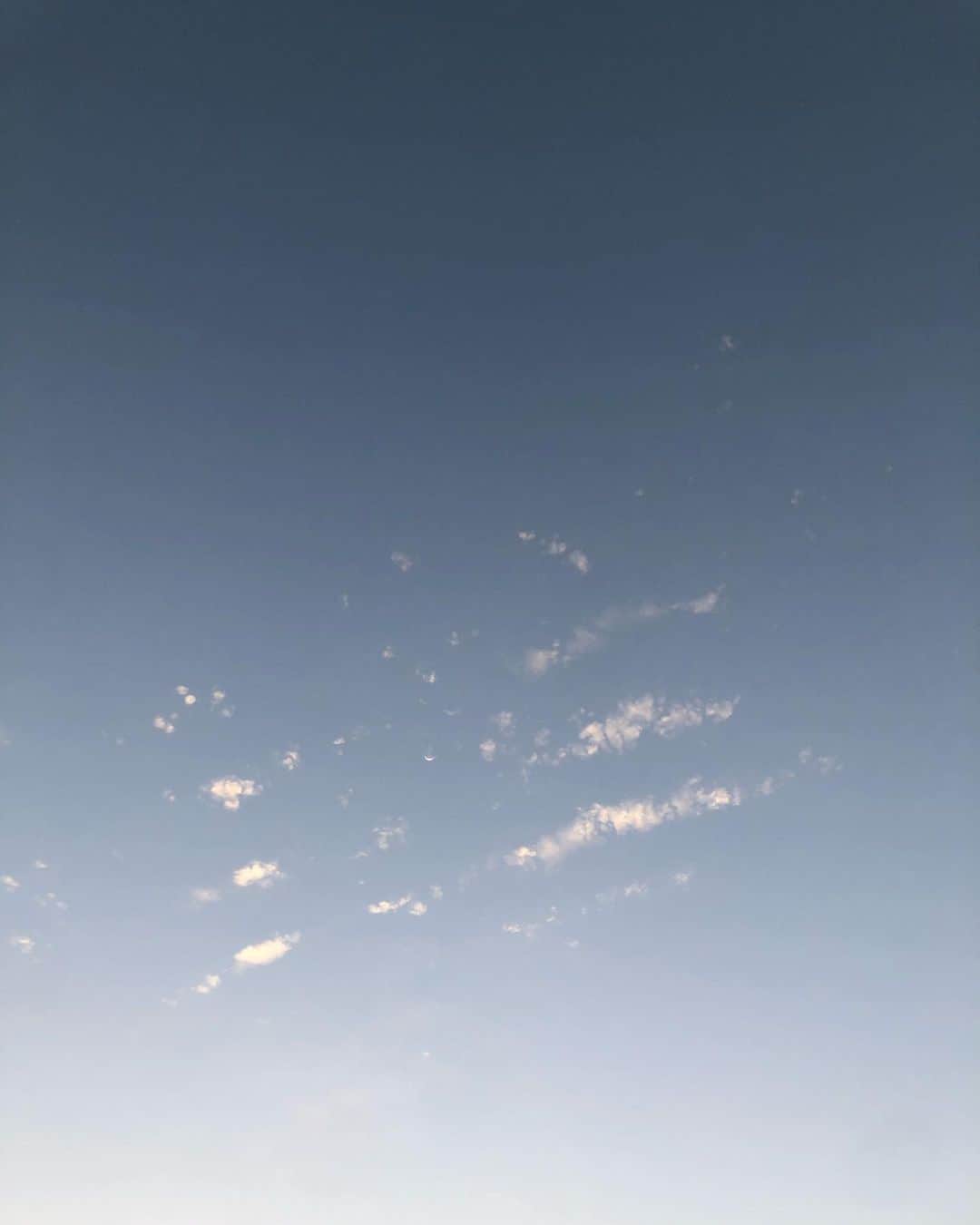 岩崎春果（るちゃまる）のインスタグラム：「. 月と雲」