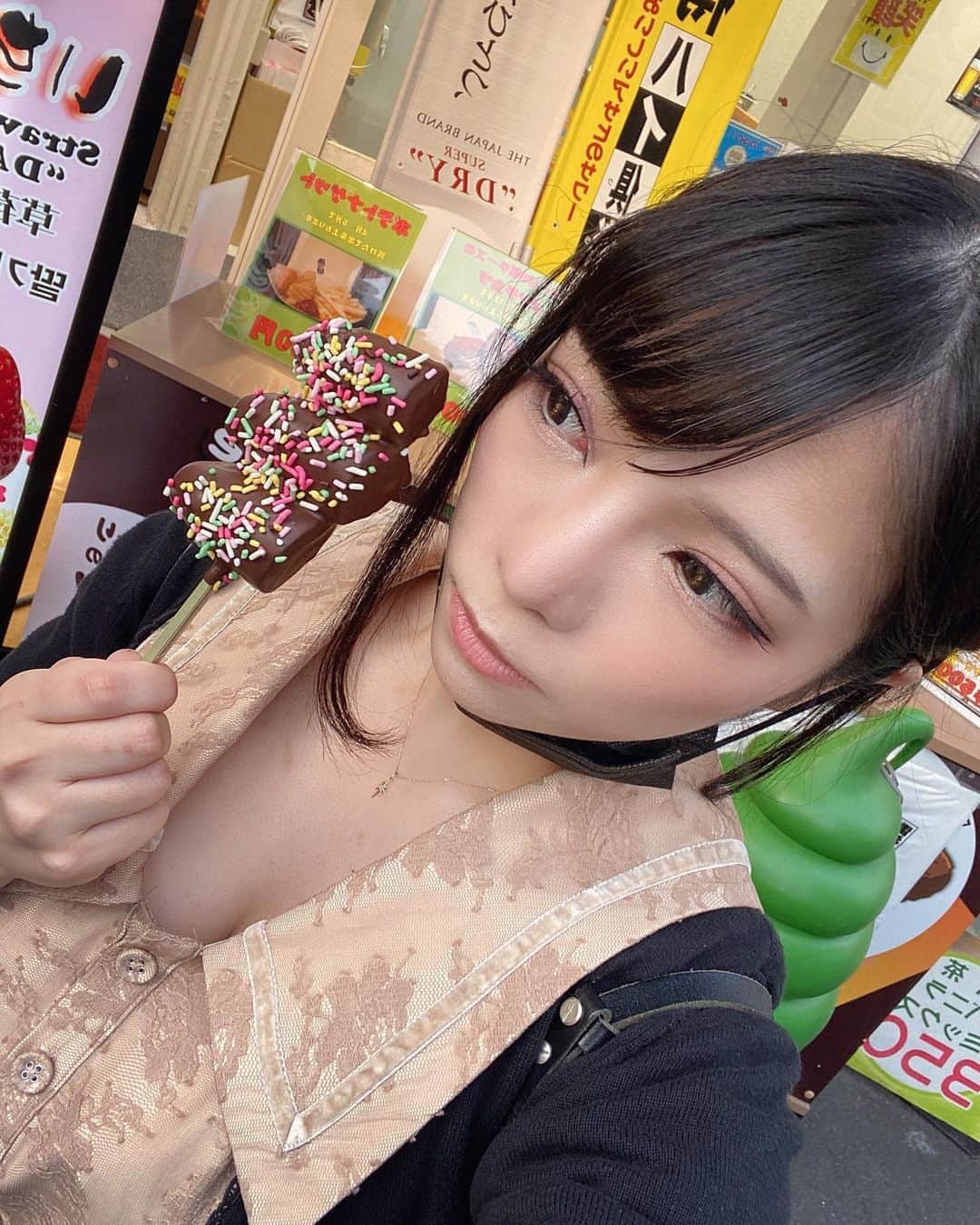 のインスタグラム：「. . . やっとチョコバナナ食べれました。多分5年間くらいずっと食べたくて出会えていませんでした。 . . . #チョコバナナ #食べ歩き #浅草 #浅草グルメ #浅草食べ歩き #自撮り #selfie #asakusa」