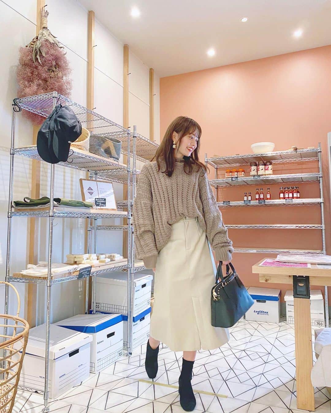 のインスタグラム：「👜🤍 . 先日のしふくです☺︎⬇︎ ボリュームのあるトップスにボトムはスリットのある レザースカートですっきりと合わせてみた🧸⑅* . #ボトルネック透かし編みボリュームニット & #フェイクレザーミディスカート → @fifth_store  #ラウンドスタッズハンドバッグ → @editsheen_store .  #fashion #instafashion #knit #fifthtl #フィフス #秋コーデ #ニットコーデ #カジュアル #160cm以上コーデ  #レザースカート #ワントーン #大人カジュアル #カジュアル #EditSheen #エディットシーン #バッグ #BAG」