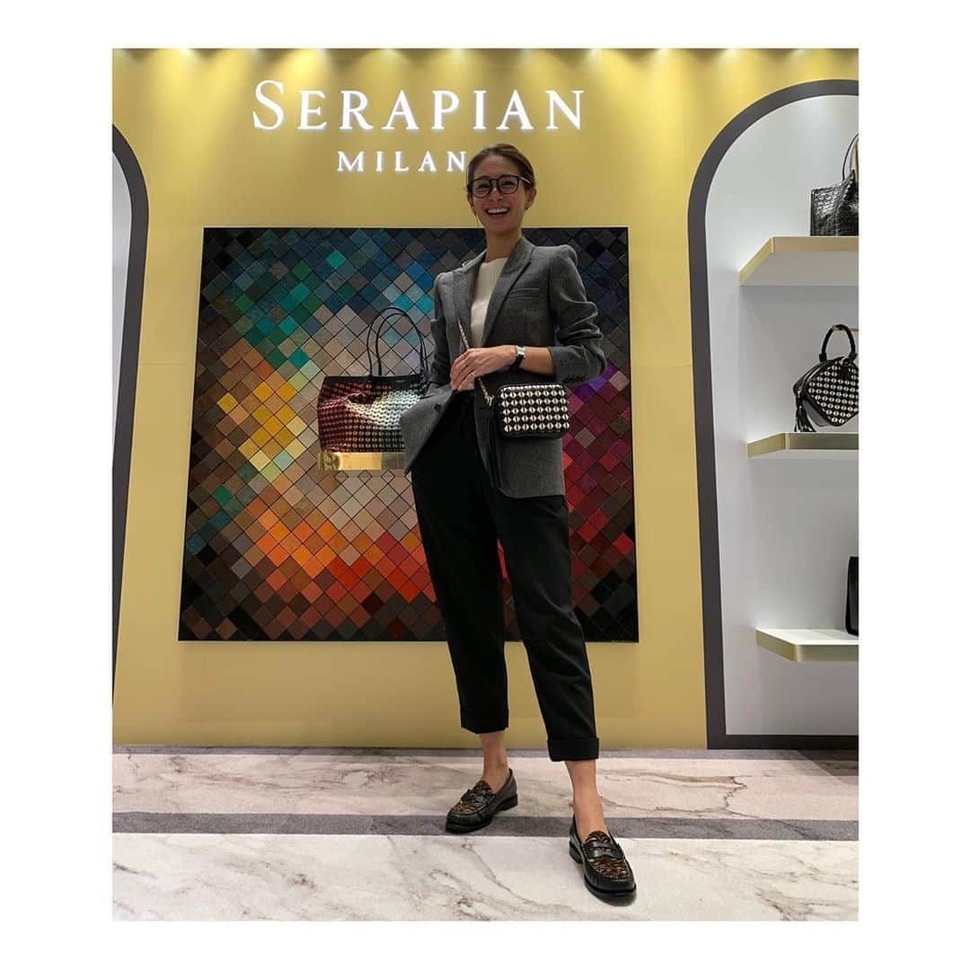 稲沢朋子さんのインスタグラム写真 - (稲沢朋子Instagram)「@serapianmilano  イタリア🇮🇹より 職人さんの手作り！編んだレザーの模様が目印❤️ 都内で初のポップアップです！ 銀座シックス2階イベントスペースにて28日までやってます✨ ぜひレザーの柔らかさ、色の繊細さを実際に見てほしいな #serapianmilano #SERAPIAN #Milano」10月16日 20時56分 - ina_tomo