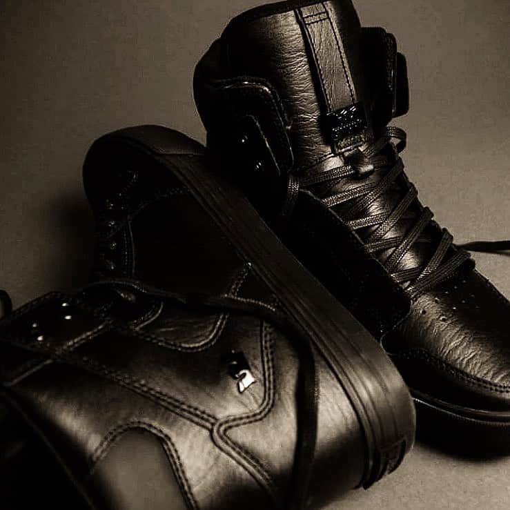 のインスタグラム：「. 【VAIDER CLASSICS】  “BLACK LEATHER RED SOLE”  STORE & ONLINE  #suprafootweartokyo #sneaker #vaider #leather」