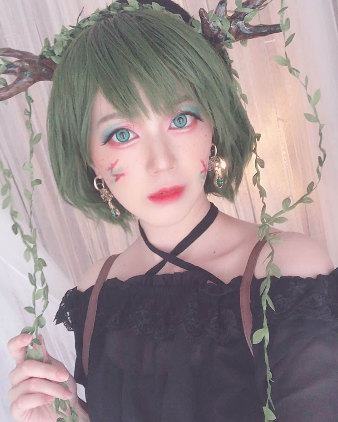 堀有里のインスタグラム：「載せ逃していた ヴィジュアルの自撮り！ どうですか？ どうですかっ？？？💓← ほりゆりじゃないみたいだよね？  #罪の森　#罪の森A #朗読劇　#舞台　#芝居　#役者 #女優　#ウィッグ　#コスプレ　#衣装　#ビジュアル　#メイク　#カラコン　#青カラコン　#鎖骨　#堀有里」