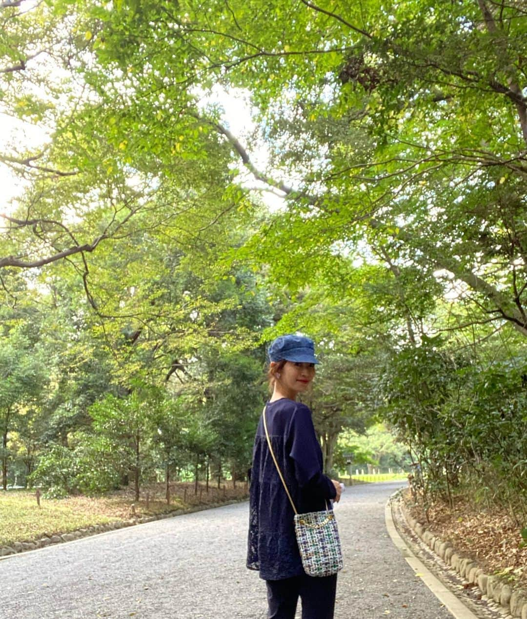 木本泉さんのインスタグラム写真 - (木本泉Instagram)「-﻿ ぶらーりお散歩🌿﻿ ﻿ 空が綺麗でした✨﻿ ﻿ tops  pants #fleur_clothes﻿ bag #fleur_bag﻿ pumps #chanel﻿ casquette #dior﻿ ﻿ お散歩は動きやす楽な格好で🍂﻿ ﻿ 全身ネイビーで。 ネイビーは黒よりも柔らかい雰囲気になるので好き💙」10月16日 20時59分 - izumikimoto