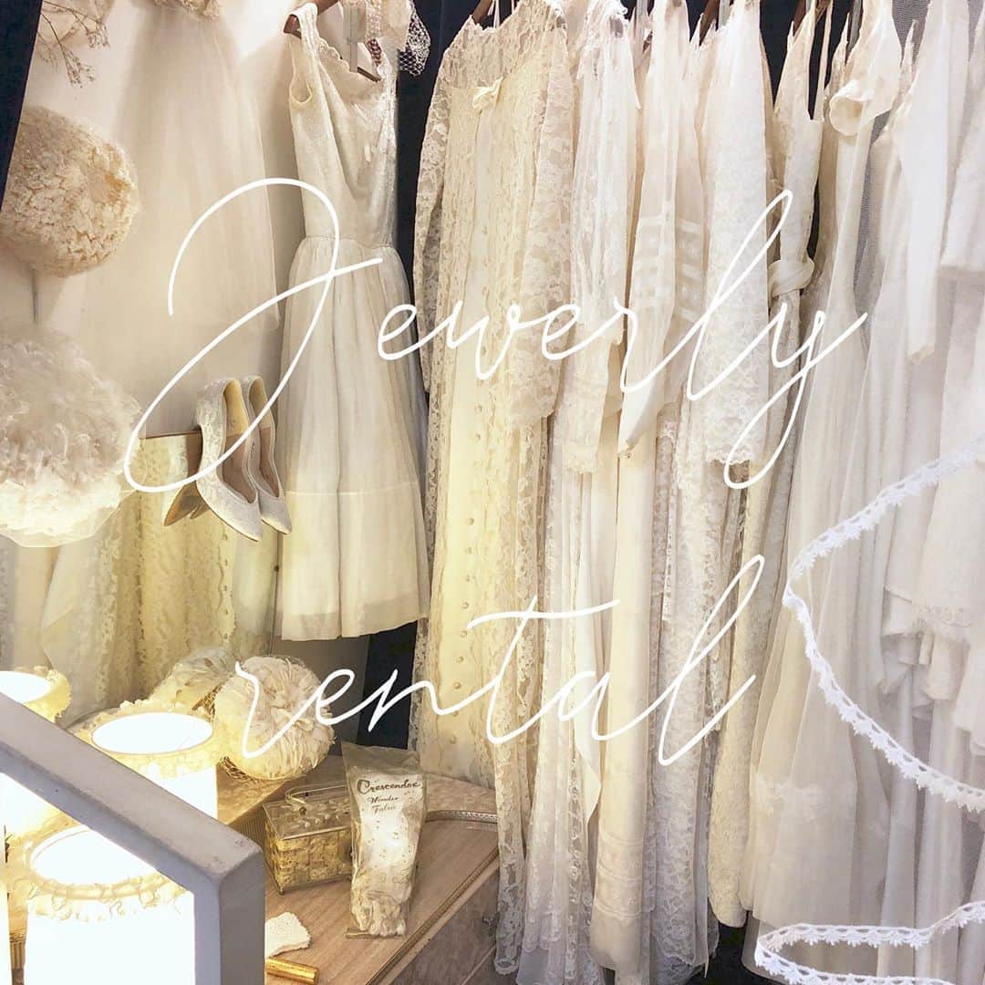 NUTTY Vintage&Collectibleのインスタグラム：「💐information💐  ============================ 2020/10/17(sat)より VINTAGE COSTUME JEWERLY オンラインレンタルサービスをスタート！ ============================  NUTTYで多く取り扱っている1940年代頃〜の 美しく素晴らしき＜コスチュームジュエリー＞。  これまで花嫁様向けに店頭限定で 一部のジュエリーレンタルを承っておりましたが、 今秋より遠方のお客様にもご利用いただけるFORMAL&WEDDING向け オンラインレンタルサービスをスタートいたします。  花嫁様は勿論、ご参列者様や その他撮影などのご利用も可能でございます。  ============================ 🕛オンラインサイトは明日12:00公開🕛 ============================  皆様の特別な日に彩りを添えるお手伝いをさせて頂きます。  ＊どうぞご利用くださいませ＊  @nutty_wedding」