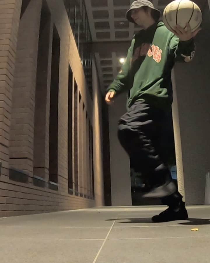 のインスタグラム：「releasing on tracks to maintain my vibes to survive.﻿ ﻿ 何も考えないで、世界中の音楽を適当に流して集中して動いてるのが生きがい&私のライフスタイル。 フルver.はyoutubeに上がってます。 ﻿ new flow studies on youtube🔥﻿ for the ones that love to freestyle🤟﻿ #freestylebasketball #streetdance #flow #studies #lifestyle #music #beats #フリースタイル #バスケ #フリータイルバスケ」