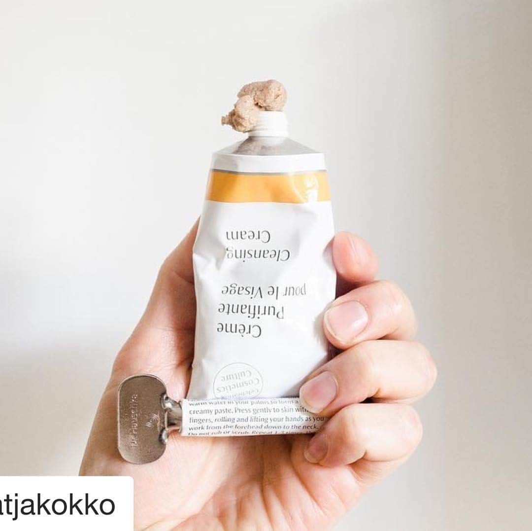 Dr. Hauschka Japan ドクターハウシュカのインスタグラム：「オートミールのようなテクスチャーの⁠ 肌を乾かさない洗顔。⁠ .⁠ .⁠ お肌の調子がなんとなく整わない、ゆらぎやすくなっている方に是非使って頂きたい界面活性剤フリーの洗顔。⁠ 押し洗いをしながら、ご自身のお肌の感触をしっかり⁠ 確かめてゆきます。汚れはオフしながらお肌状態が落ち着いて、洗いあがりはしっとりと保たれます。⁠ .⁠ .⁠ それでは、みなさま良い週末を😀⁠ .⁠ .⁠ #ドクターハウシュカ#Drハウシュカ#オーガニックコスメ#敏感肌#敏感肌スキンケア#敏感肌でも安心#敏感肌でも使える#敏感肌用#敏感肌コスメ#オーガニック#オーガニックコスメ好きな人と繋がりたい#オーガニック好きな人と繋がりたい#オーガニック化粧品#オーガニックスキンケア#界面活性剤フリー#オーガニックライフ#ナチュラルコスメ#ナチュラルな暮らし#丁寧な暮らし#スキンケア難民#スキンケア大事#スキンケア#スキンケア好きさんと繋がりたい#サステナブル#洗顔料#サステナビリティ#ドイツコスメ#海外コスメ」