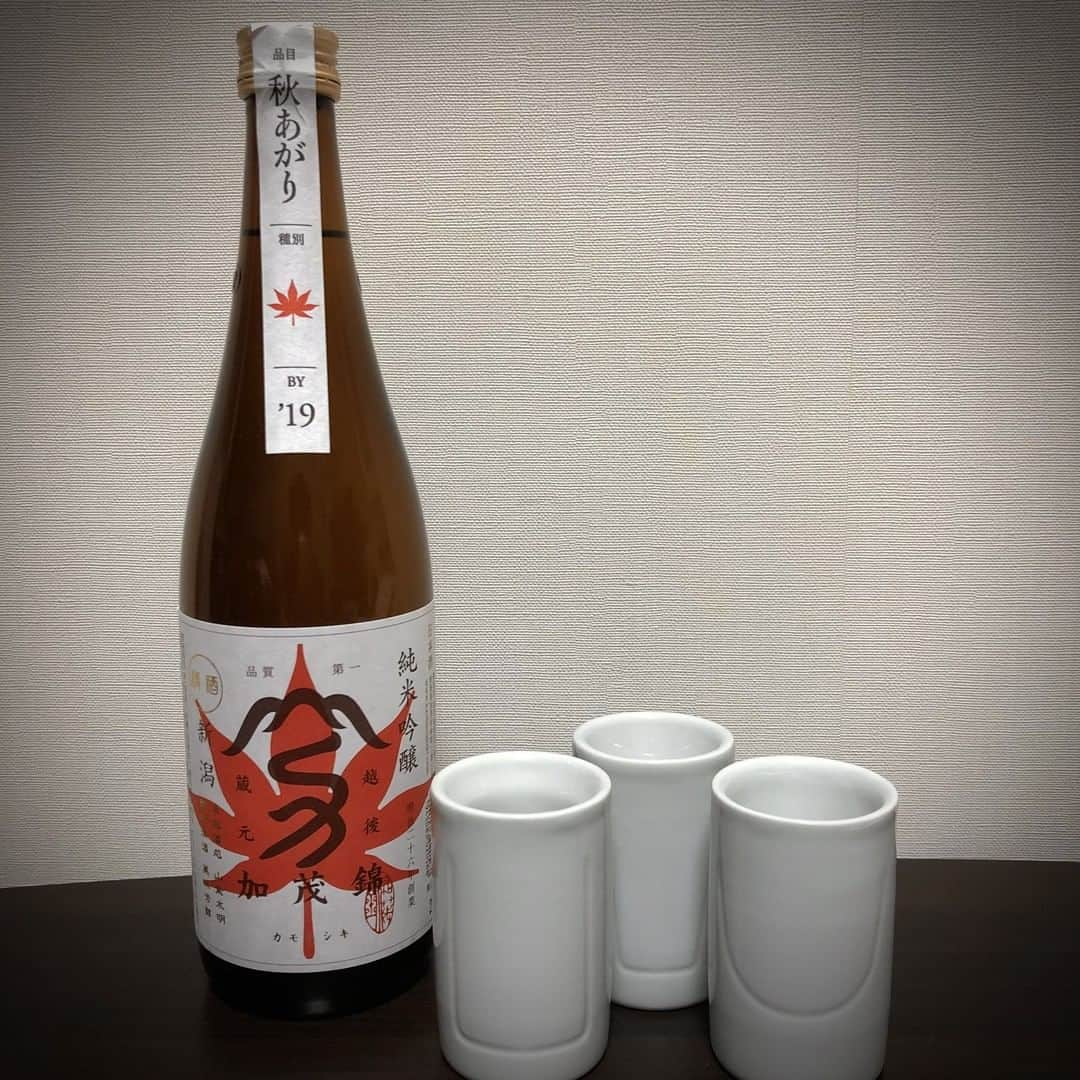 IKKONのインスタグラム：「. 【IKKONで日本酒飲み比べ　加茂錦】  IKKONとは3種の味わい方が 楽しめるぐい呑みです。  内側の形状により 空気との関わり方が変化。 それによりお酒の味の深みや風味を 楽しみ尽くすことができます。  それぞれの特徴を紹介します。  Round フルーティーな優しい 甘味を味わう  Straight 複雑な味わいをしっかりと 十分に味わう  Narrow 飲む過程で起きる 変化を味わう  今回呑み比べた日本酒は 【加茂錦　秋上がり】 新潟県加茂市の加茂錦酒造で作られたお酒。 加茂錦といえば荷札酒なのですが、 今回はこちらを購入しました。 秋上がりということで熟成が進んでおり、 濃い味わいが特徴。  ◎Round﻿ 穏やかな香りが広がり、ほのかに甘味を感じる ﻿ ◎Straight﻿ 味が濃く感じ、酸味や苦味を感じる ﻿ ◎Narrow﻿ ﻿酸味が強調され爽やかな印象  ﻿ このように1本の日本酒で、 3種類の味わい方ができるのがIKKONです。﻿  ﻿ 是非お気に入りの日本酒で試してみてくださいね！﻿  詳細は【@ikkon.life】プロフィールリンクから。  ﻿ ﻿#ikkon #一献 #飲み比べ #呑み比べ #日本酒飲み比べ #日本酒好き #酒スタグラム #ポン酒 #sakelover #ポン酒ダグラム #酒スタグラム #ポン酒タグラム #日本酒部 #日本酒が好き #日本酒らぶ #日本酒で乾杯 #日本酒飲もう #日本酒好きとつながりたい #日本酒飲みたい #利酒 #日本酒好きな人と繋がりたい #日本酒男子 #日本酒女子 #日本酒大好き #sakelover #加茂錦 #新潟のお酒 #秋上がり #ひやおろしの季節  #秋酒」