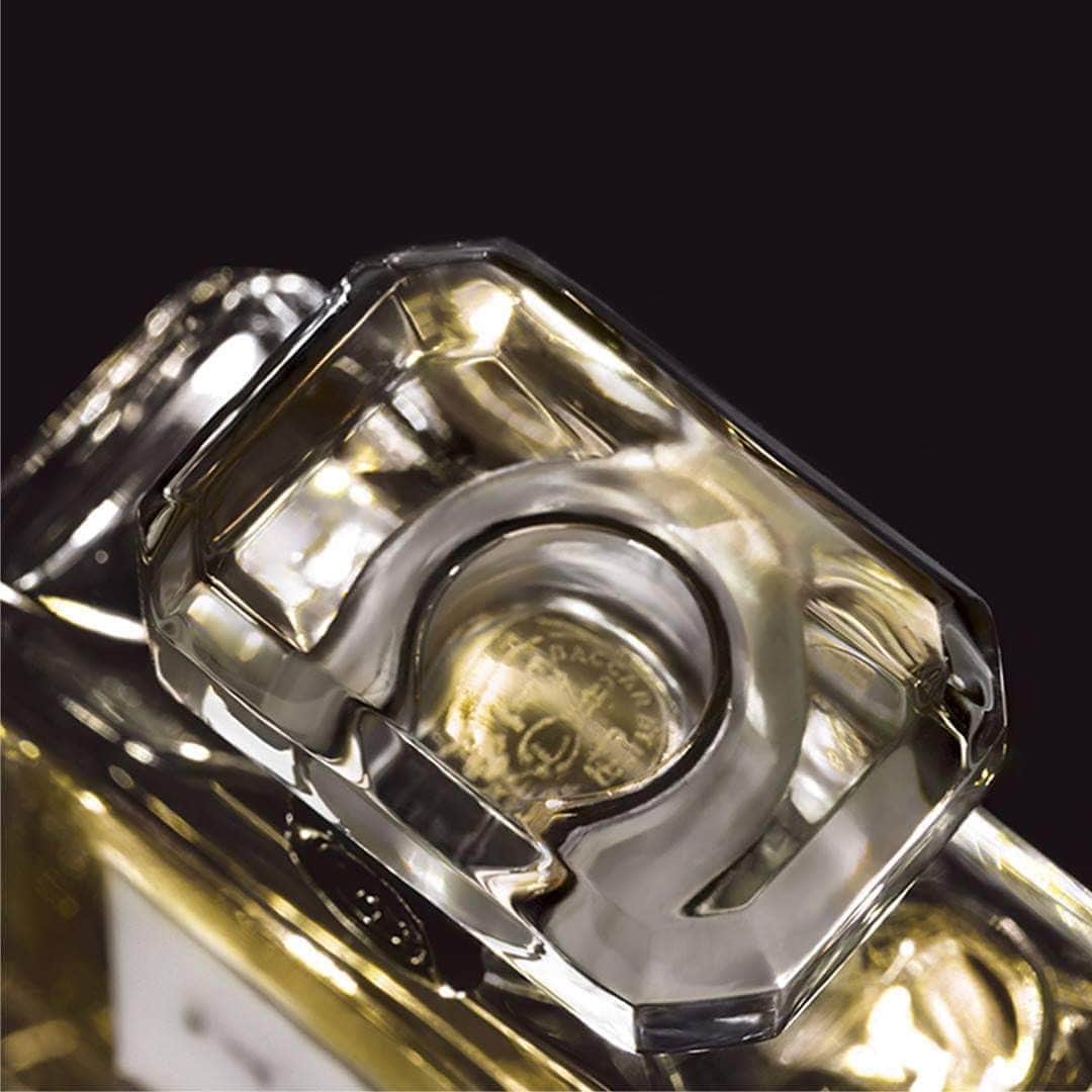 のインスタグラム：「BEIGE and Maisons d'art. The bottle is sealed to preserve the purity of the fragrance using the traditional art of baudruchage, a display of craftsmanship that dates back to 1764. #LesExclusifsDeCHANEL #CHANELFragrance」
