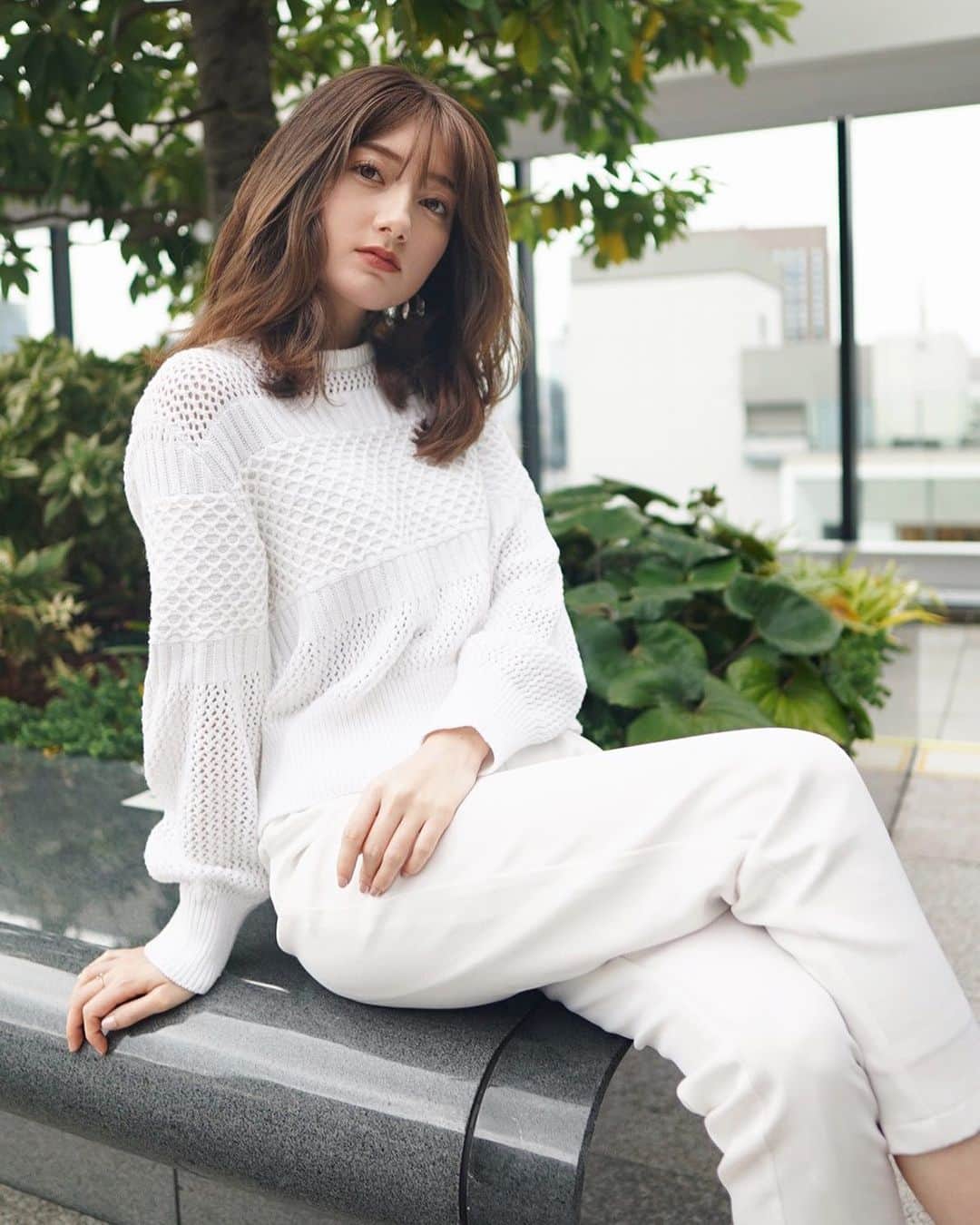 のインスタグラム：「. 先日月１のヘアメンテナンスへ✂️🤍 いつも通り顔周りはレイヤーを入れ、 長さはセミロングをキープしてます☺︎ Thank you ( @yasuteru213 )💫 . #outfit #ootd #hair #hairstyle #髪型 #ヘアスタイル #セミロング #ゆるまき」